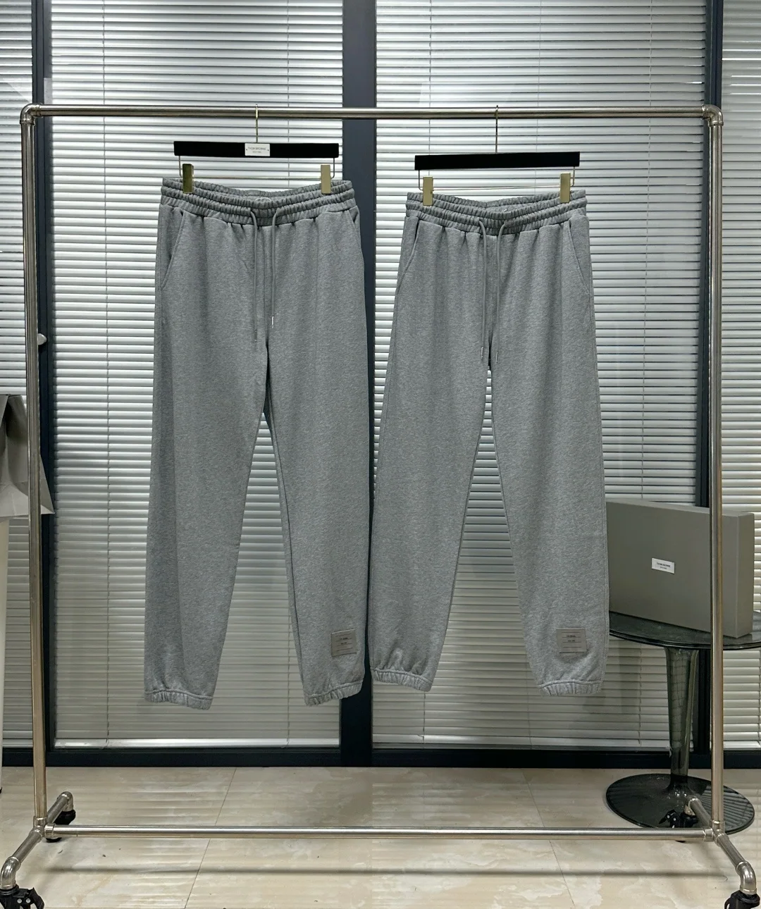 톰브라운 가죽 라벨 오버핏 남성 스웨트팬츠 상세 이미지 1