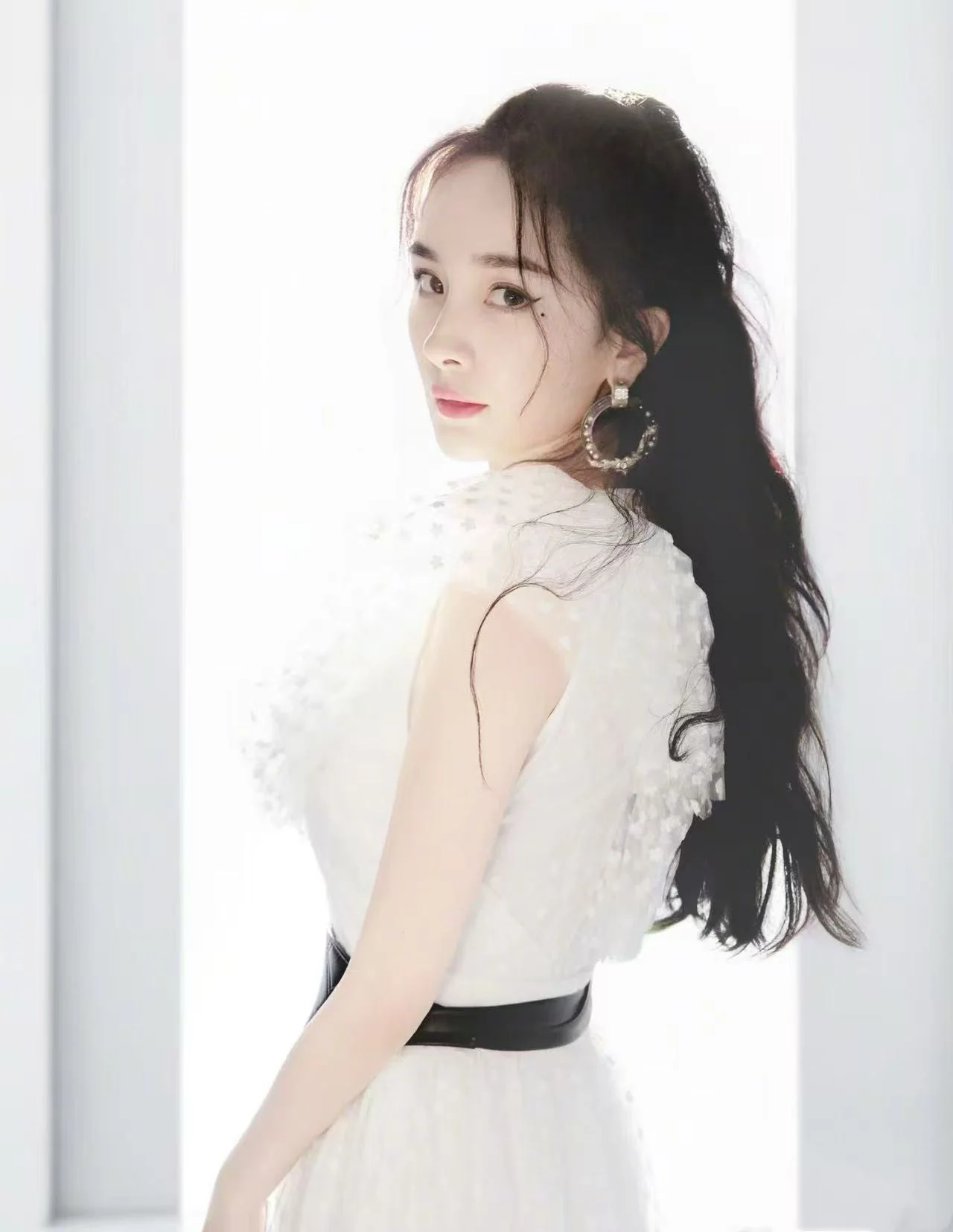 샤넬 라운드 클리어 아크릴 스터드 귀걸이 상세 이미지 2