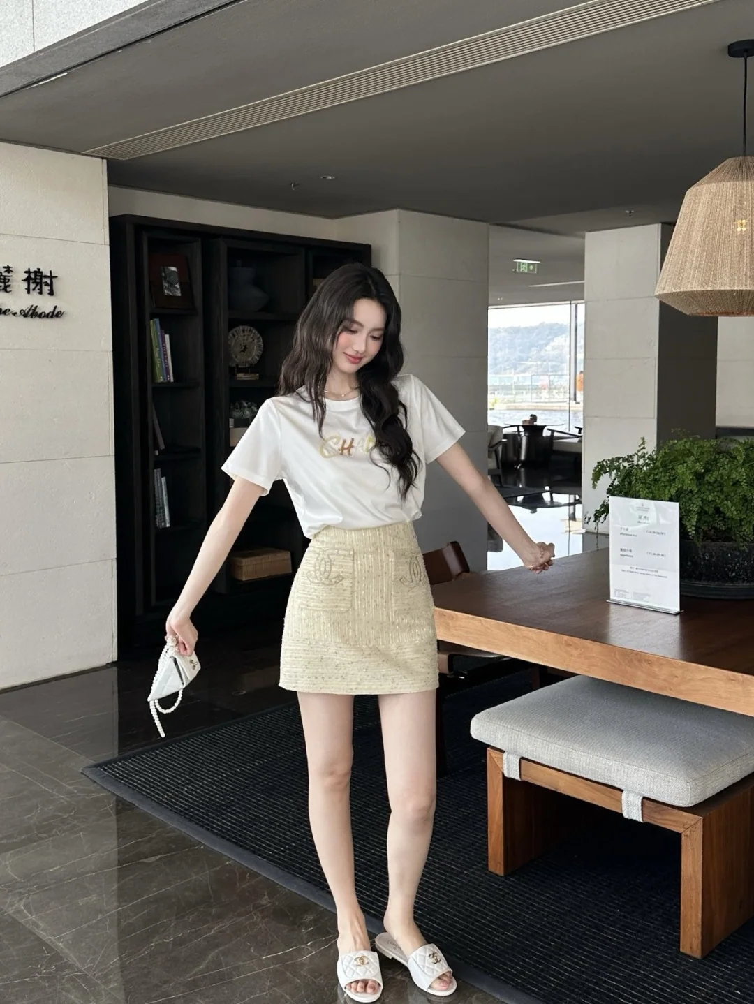 샤넬 비즈 스팽글 로고 자수 여성 반팔 티셔츠 상세 이미지 8