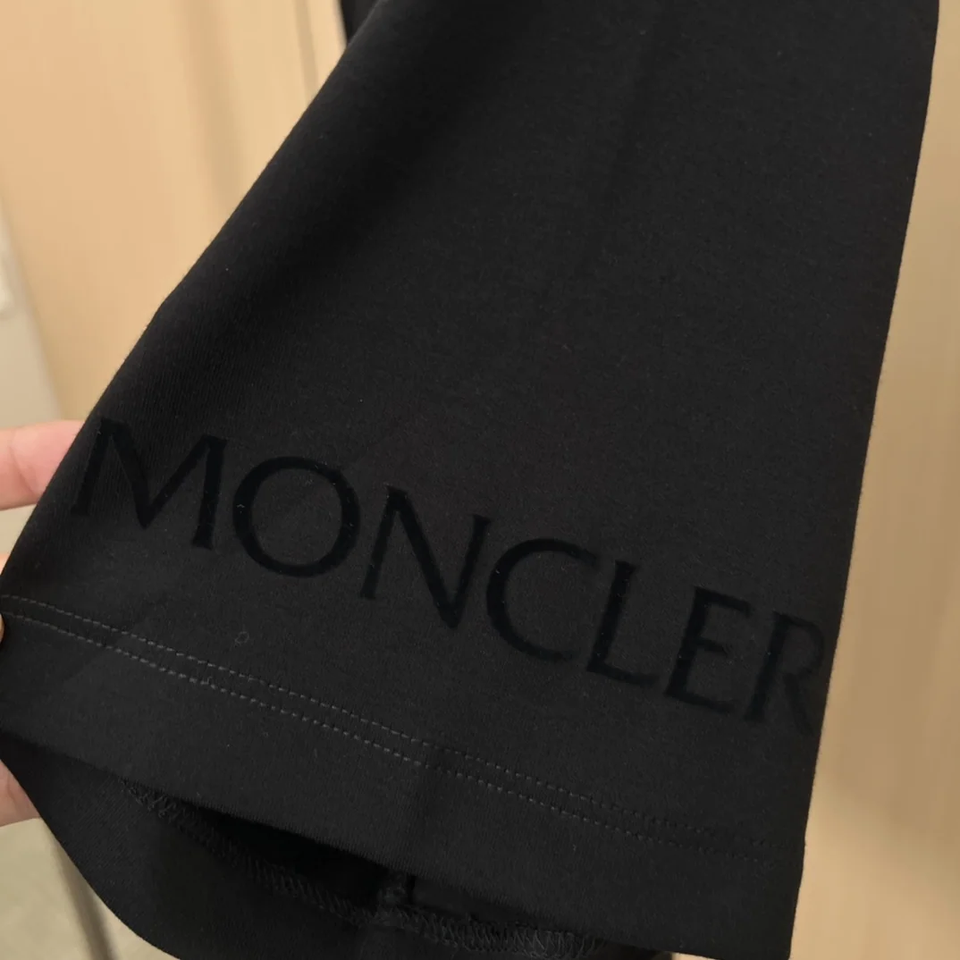 몽클레어 배지 로고 남성 반팔 티셔츠 상세 이미지 5