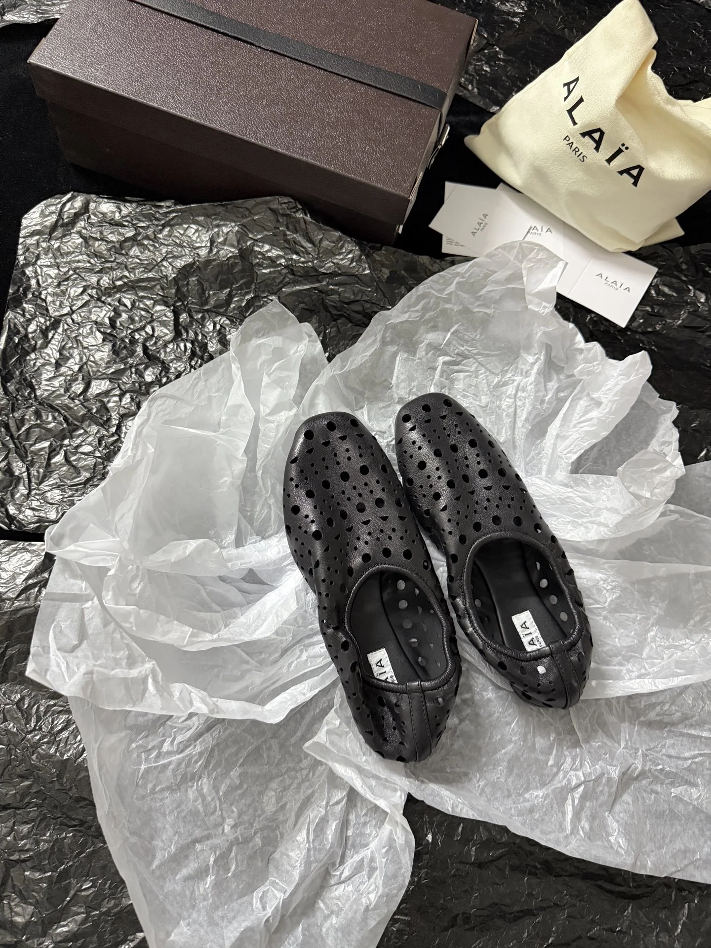 알라이아 펀칭 스웨이드 로퍼 상세 이미지 2