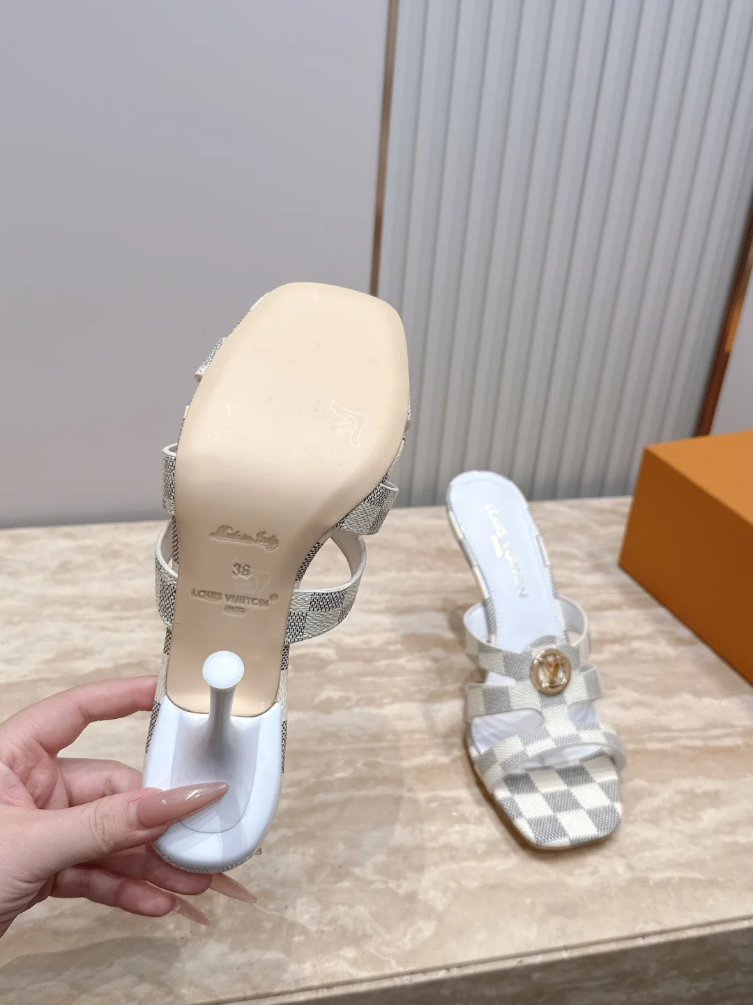 루이비통 메탈 버클 청키 힐 샌들 상세 이미지 9