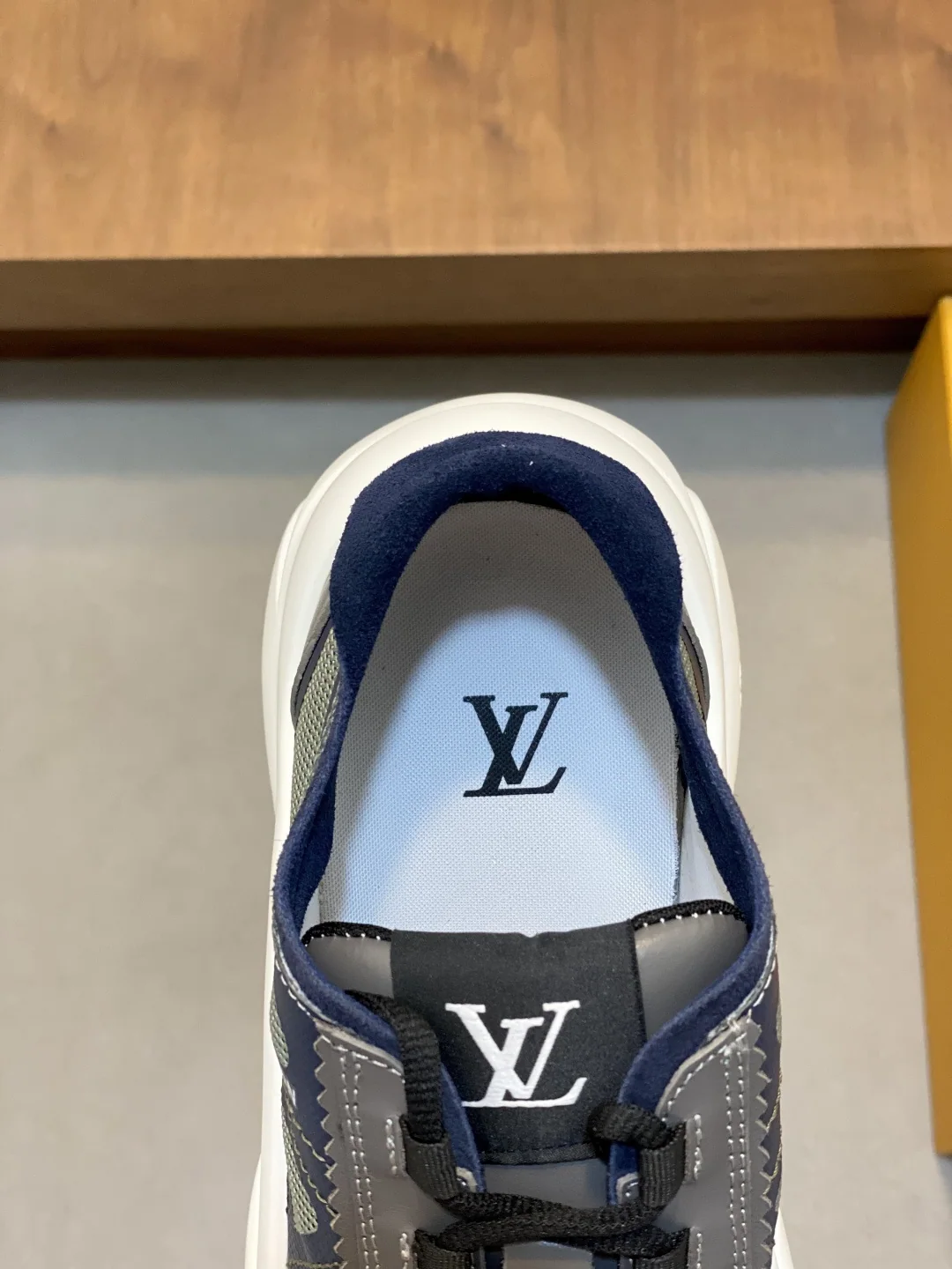 루이비통 LV 로고 플랫폼 남성 스니커즈 상세 이미지 7