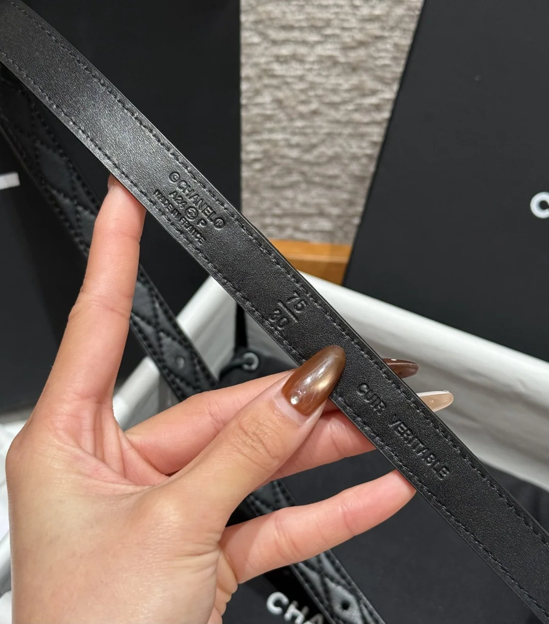 샤넬 클래식 블랙 카프스킨 체인 로고 벨트 상세 이미지 9