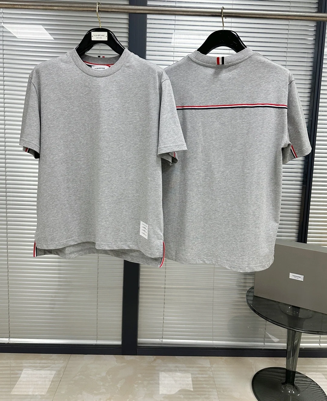 톰브라운 3 색 직조 스트랩 남성 반팔 티셔츠 상세 이미지 4