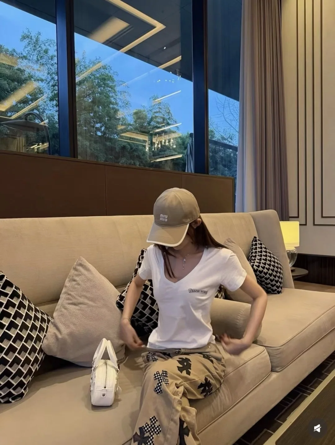 크롬하츠 여성 V넥 슬림핏 반팔 티셔츠 상세 이미지 9