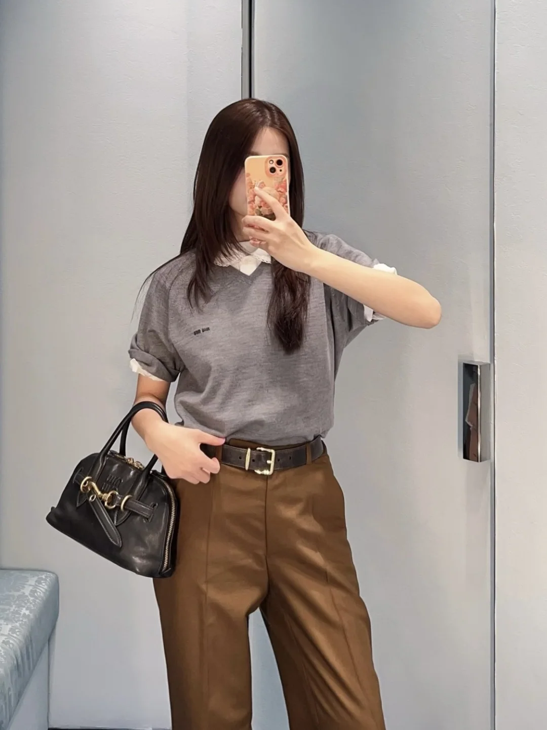 미우미우 울 V넥 로고 자카드 니트 반팔 스웨터 상세 이미지 8