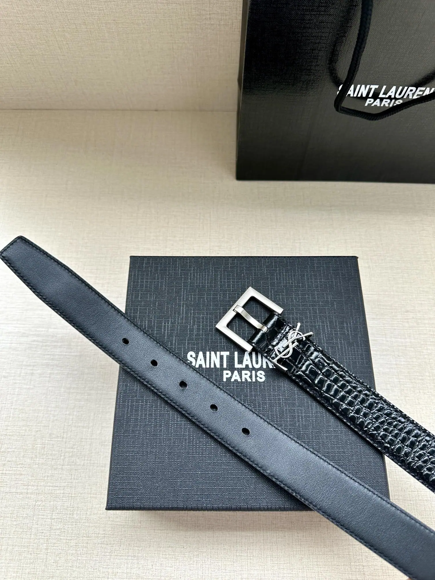 생로랑 YSL 모노그램 크로커다일 엠보싱 가죽 스퀘어 버클 벨트 상세 이미지 5