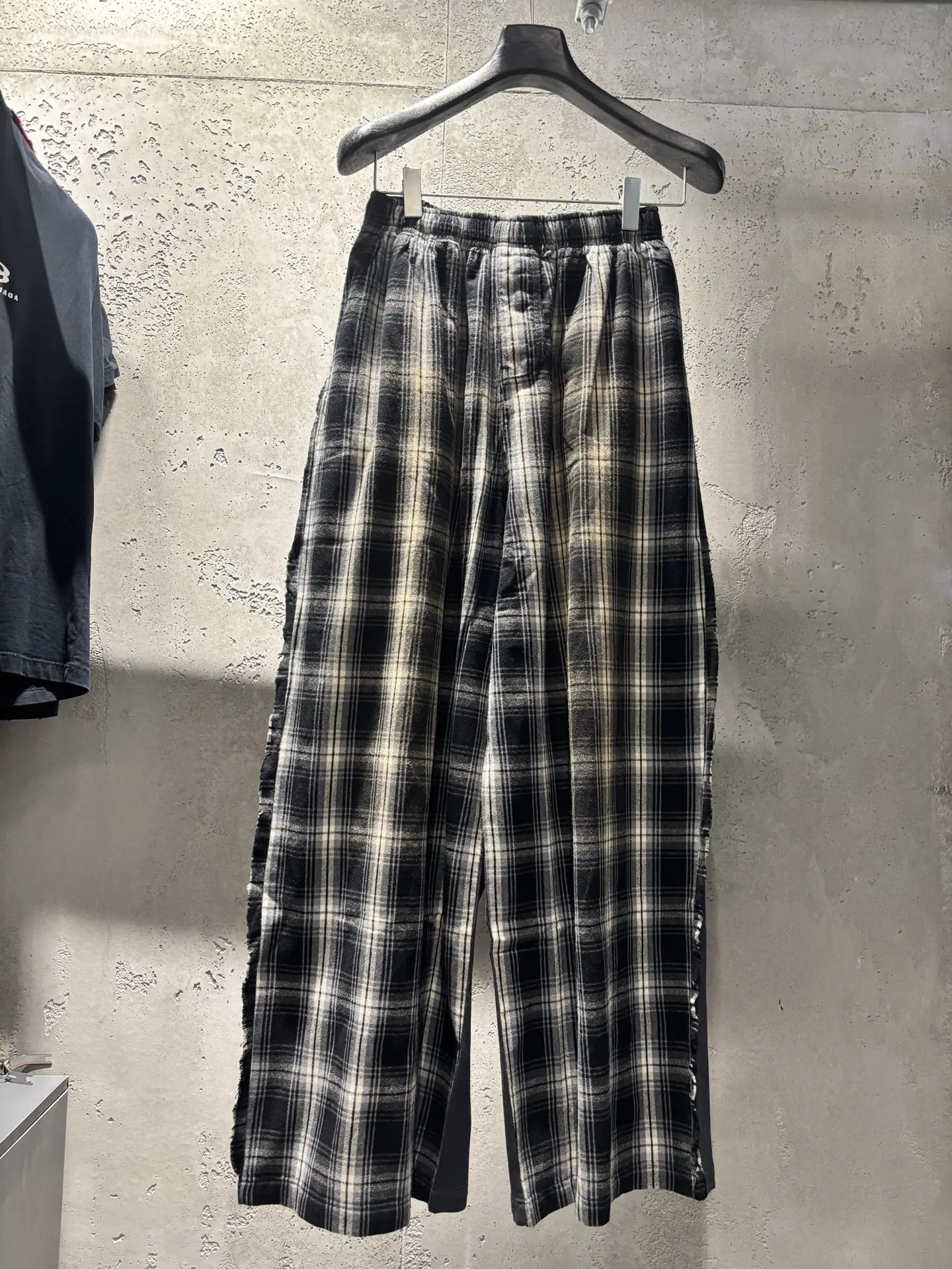 발렌시아가 남성 바지 상세 이미지 1
