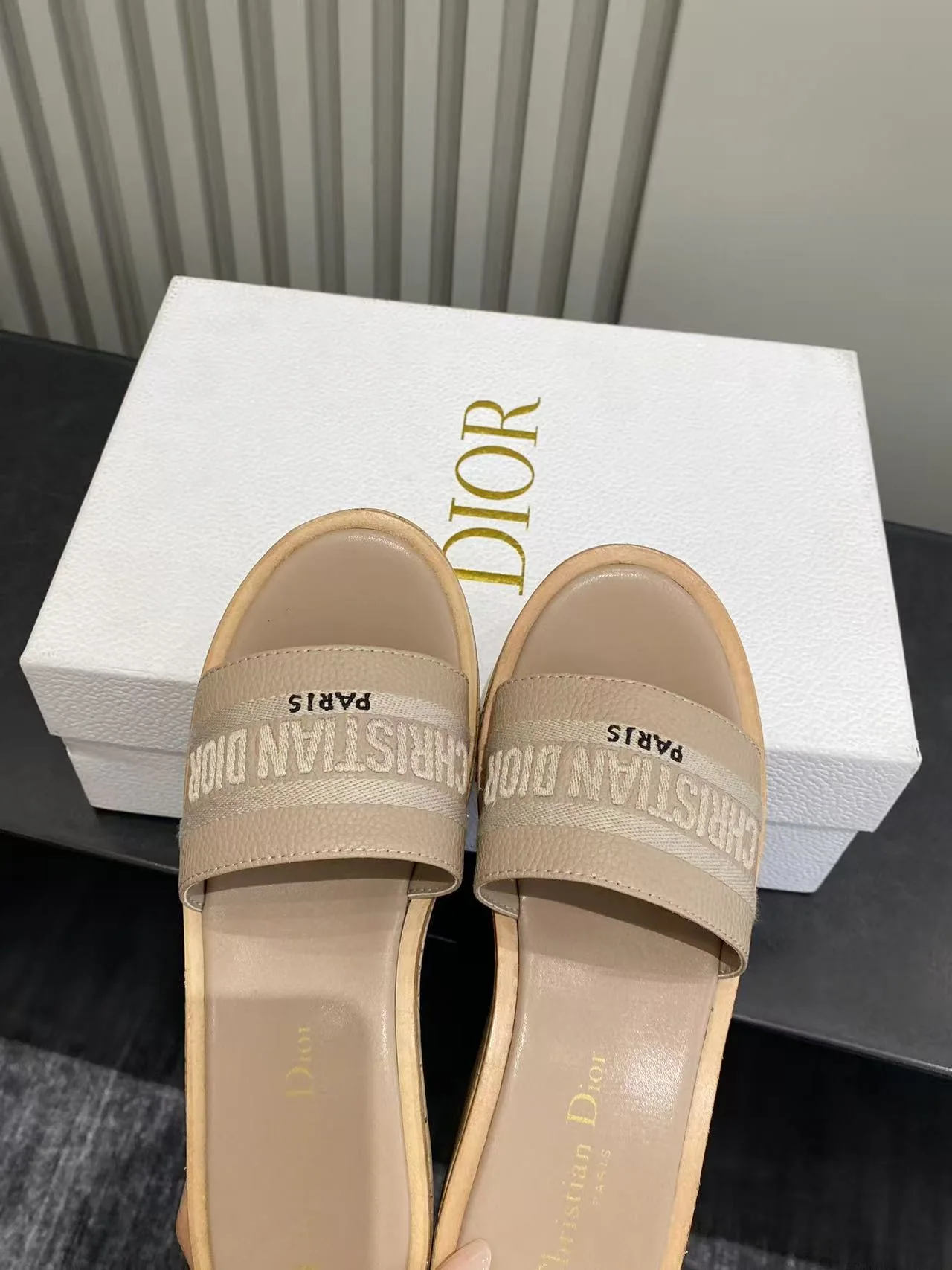 디올 자수 플랫폼 웨지 샌들 상세 이미지 4
