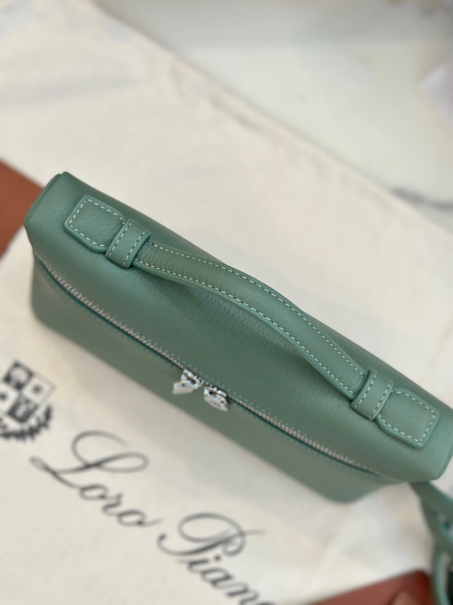 로로피아나 아르테미시아 잎 장식 크로스바디 핸드백 상세 이미지 7