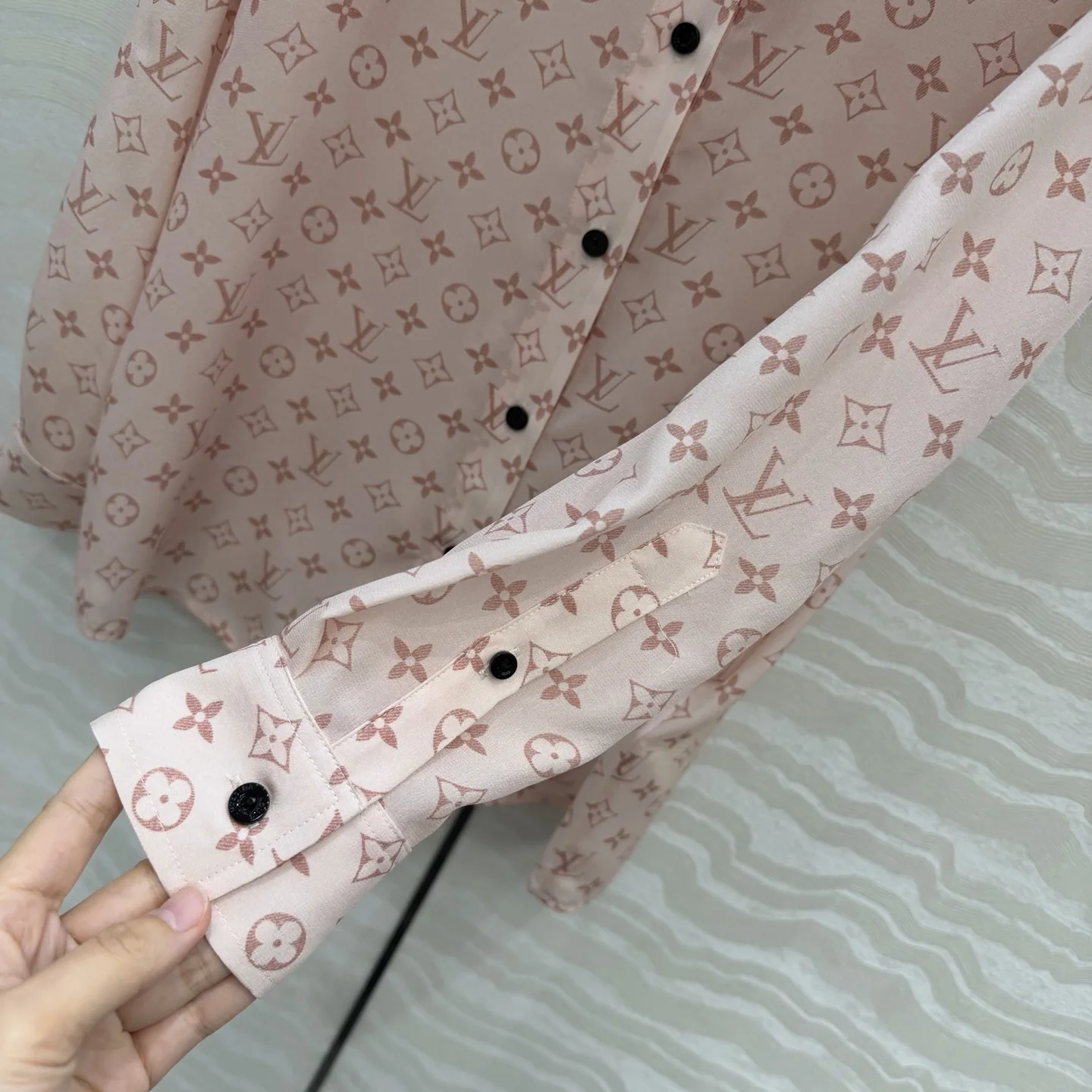 루이비통 모노그램 프린트 실크 셔츠 상세 이미지 6