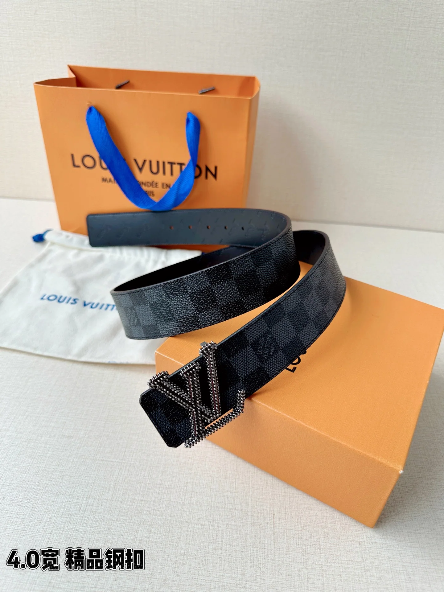 루이비통 LV 이니셜 스터드 리버시블 가죽 벨트 상세 이미지 3