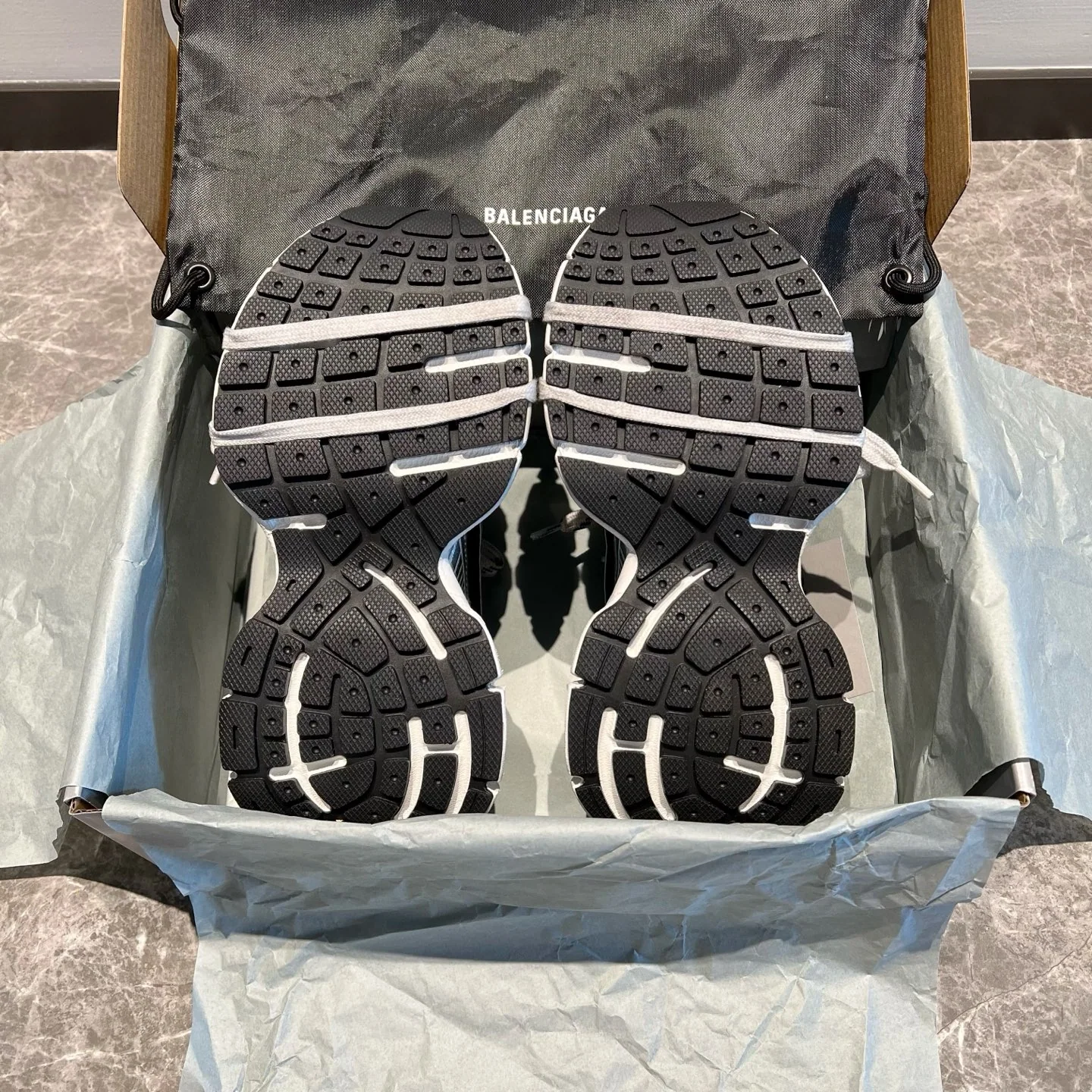 발렌시아가 3 XL 디스트레스드 메시 레이스업 로우탑 청키 스니커즈 상세 이미지 9