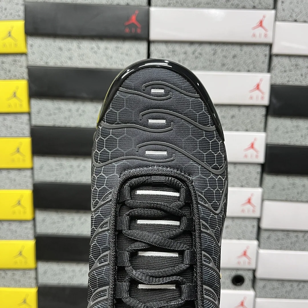 나이키 [DF] 에어 맥스 플러스 IQ0287-010 201548 Nike Air Max Plus Black Honey 상세 이미지 2