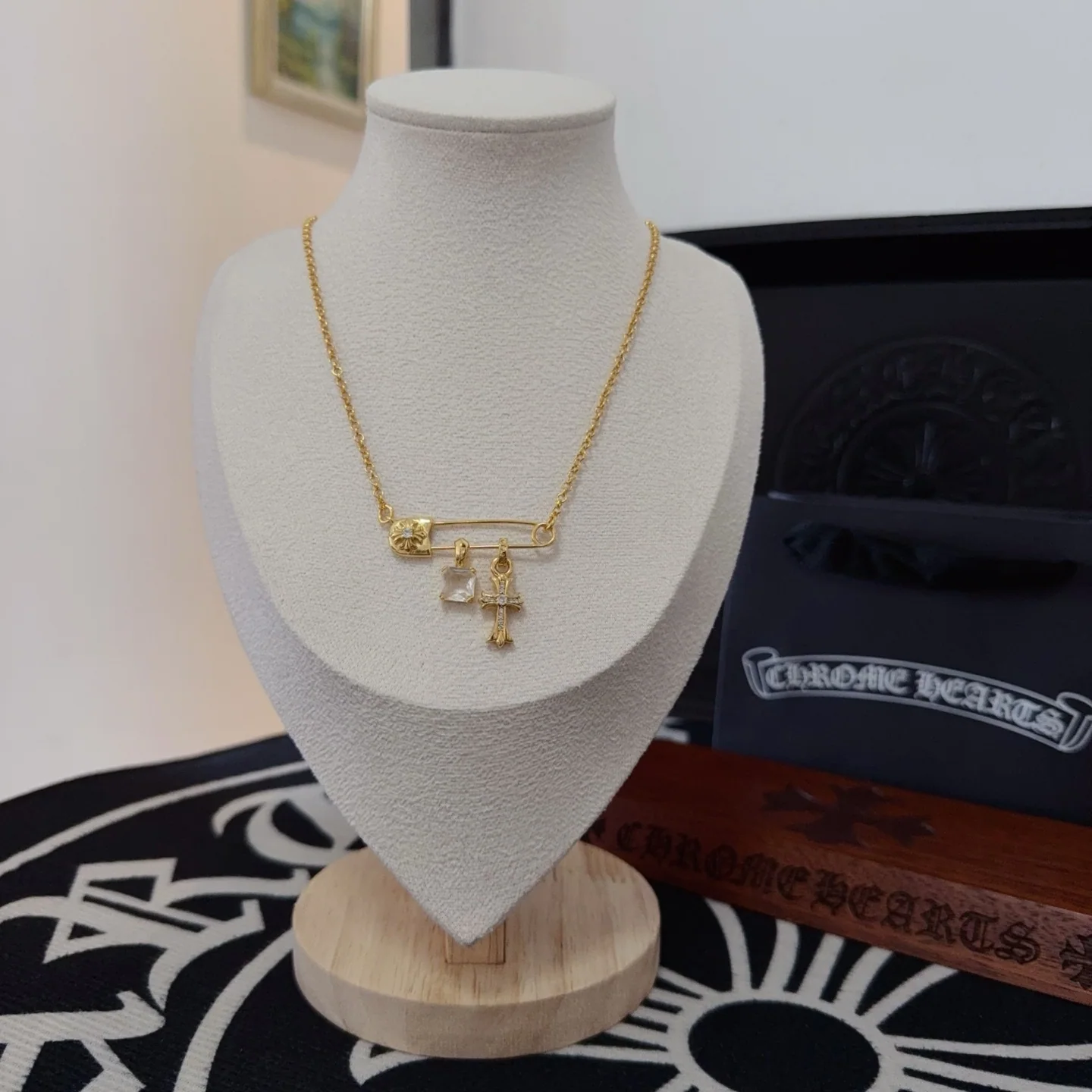 크롬하츠 크로스 스카우트 플라워 목걸이 상세 이미지 1