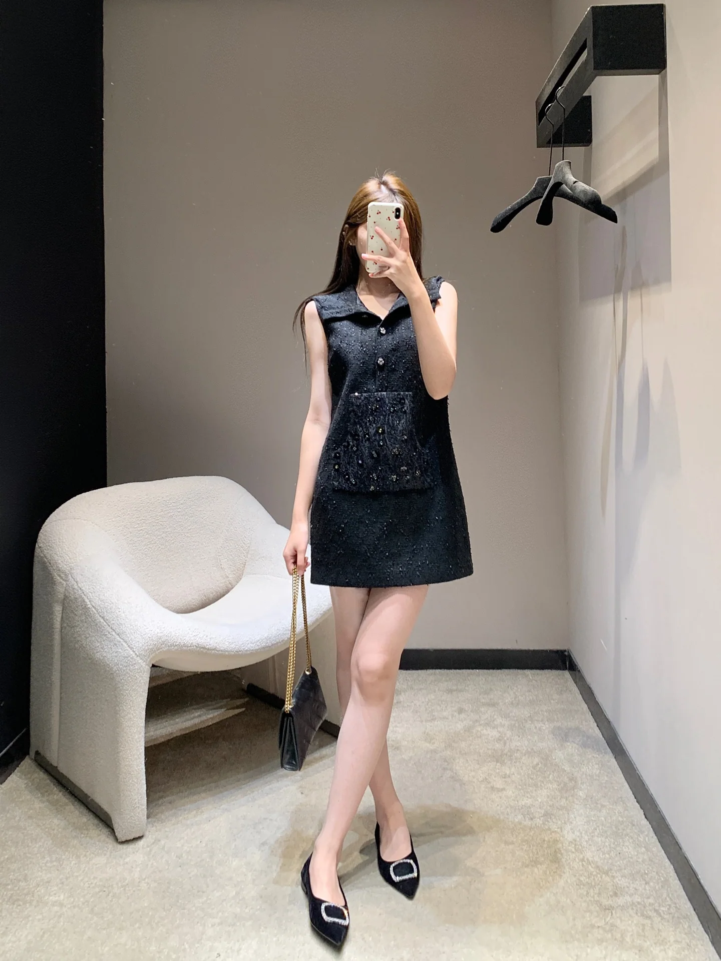 샤넬 네이비 카라 비즈 장식 트위드 후드 슬리브리스 원피스 2026 SS 상세 이미지 6