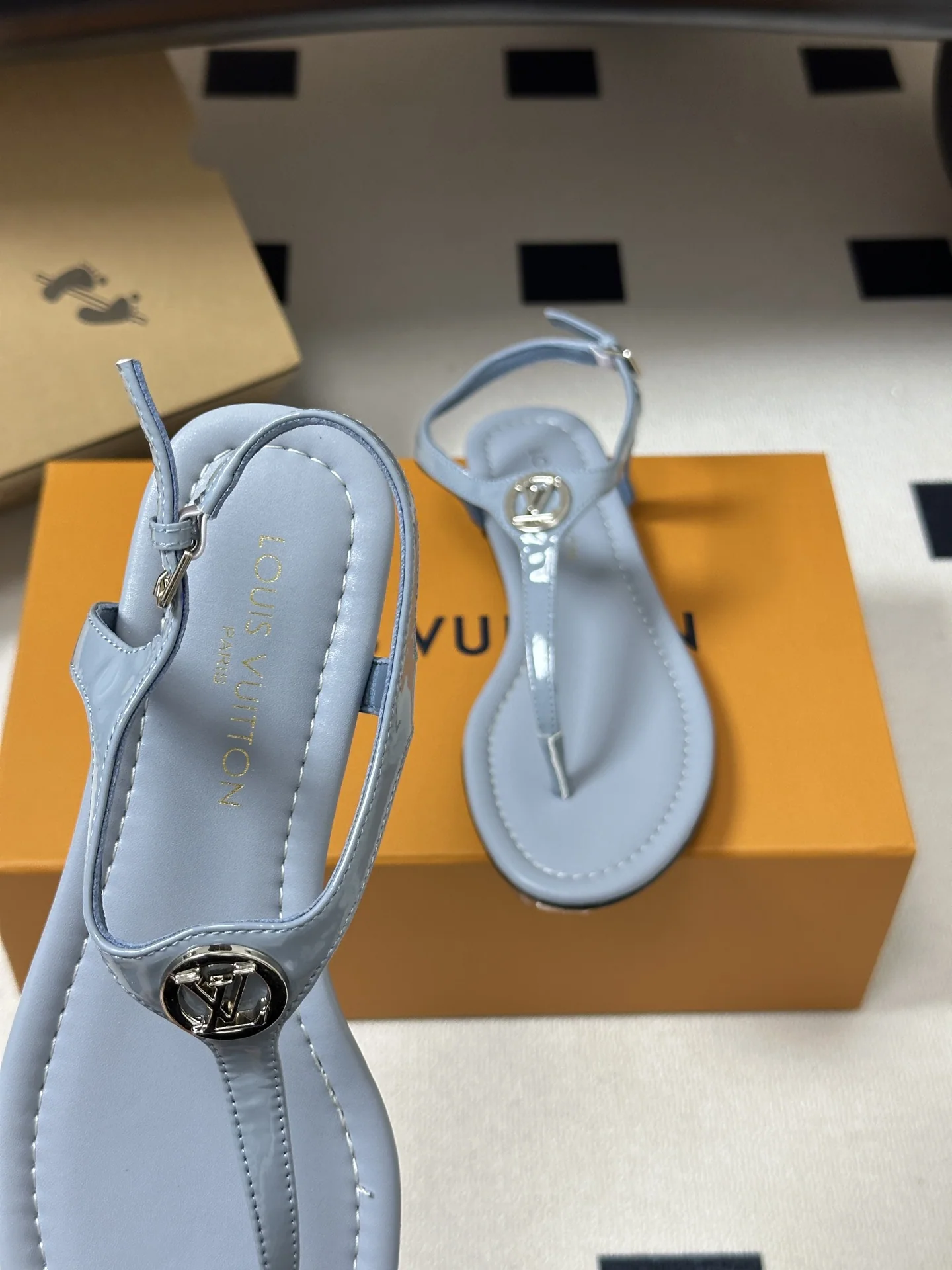 루이비통 LV 바이브 메탈 버클 비치 샌들 상세 이미지 7
