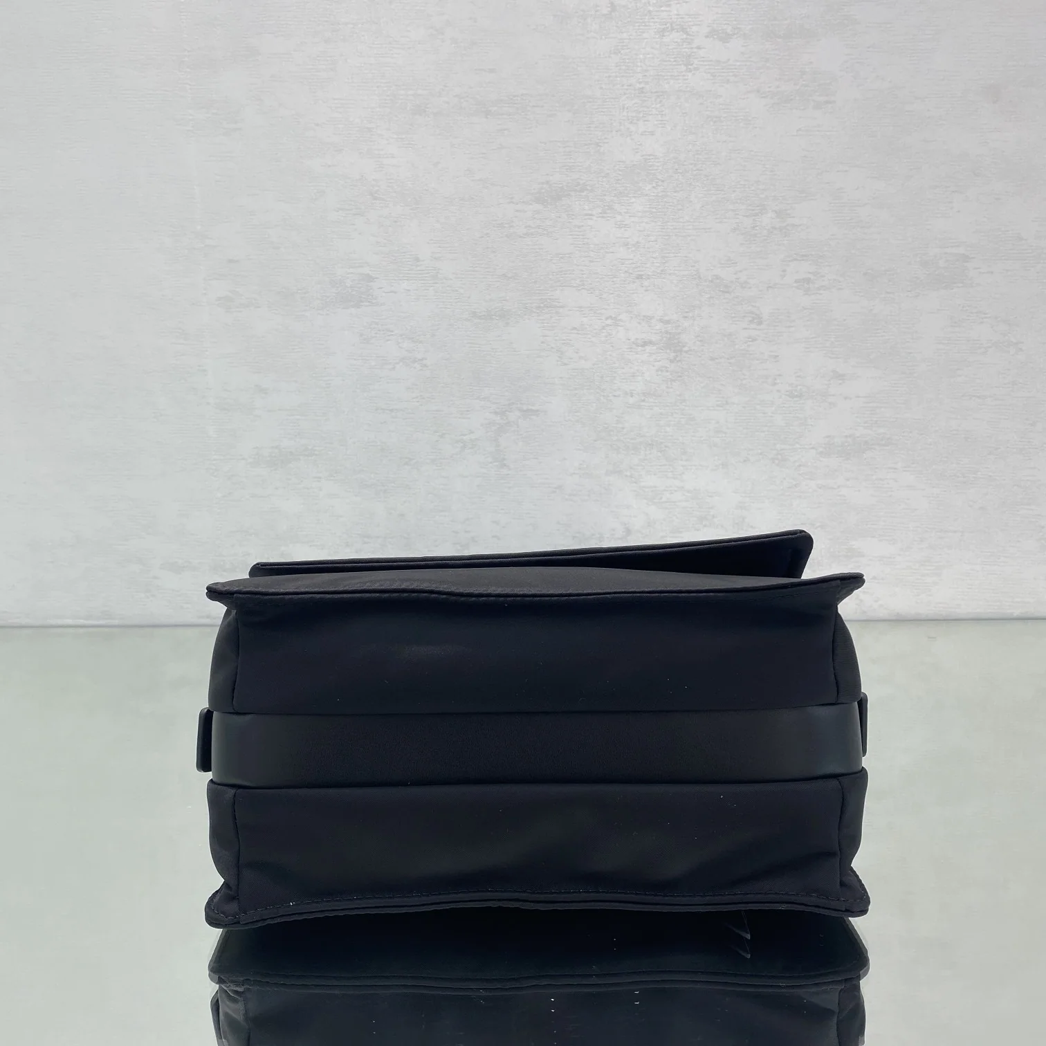 프라다 나일론 삼각 로고 미니 메신저백 상세 이미지 4