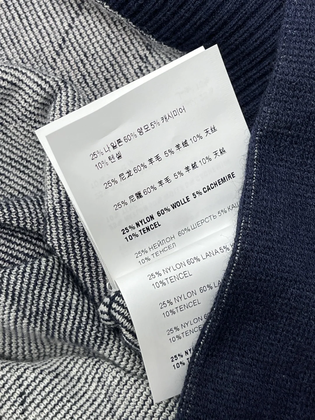 미우미우 다이아몬드 패턴 V넥 니트 가디건 상세 이미지 9