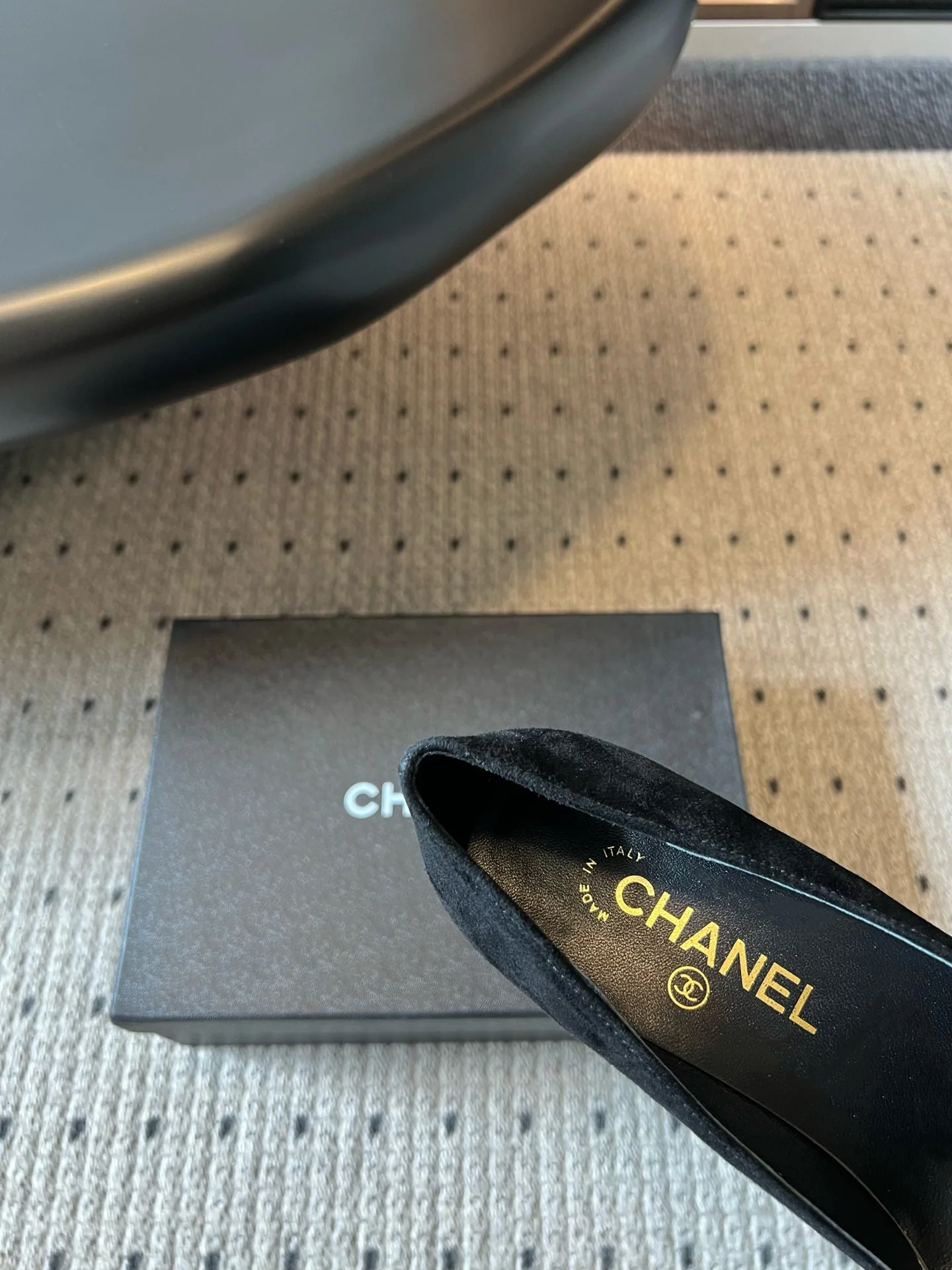 샤넬 스퀘어 토 메탈 더블 C 버클 스웨이드 하이힐 상세 이미지 9