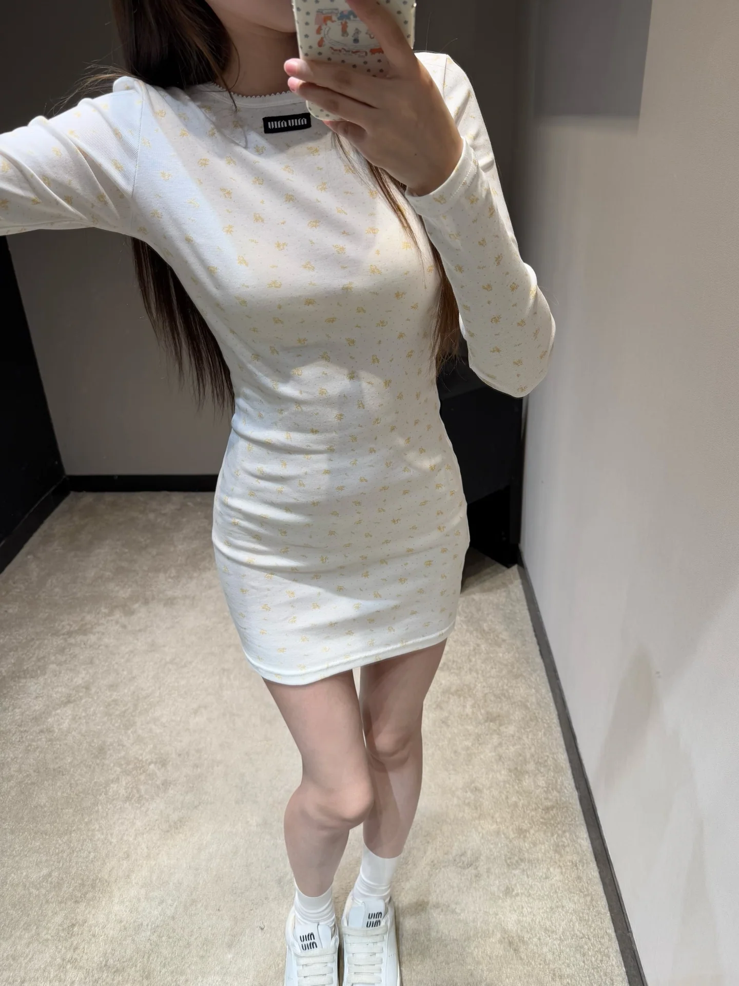 미우미우 레이스 카라 플라워 자수 롱 슬림 티셔츠 원피스 2026 SS 상세 이미지 2