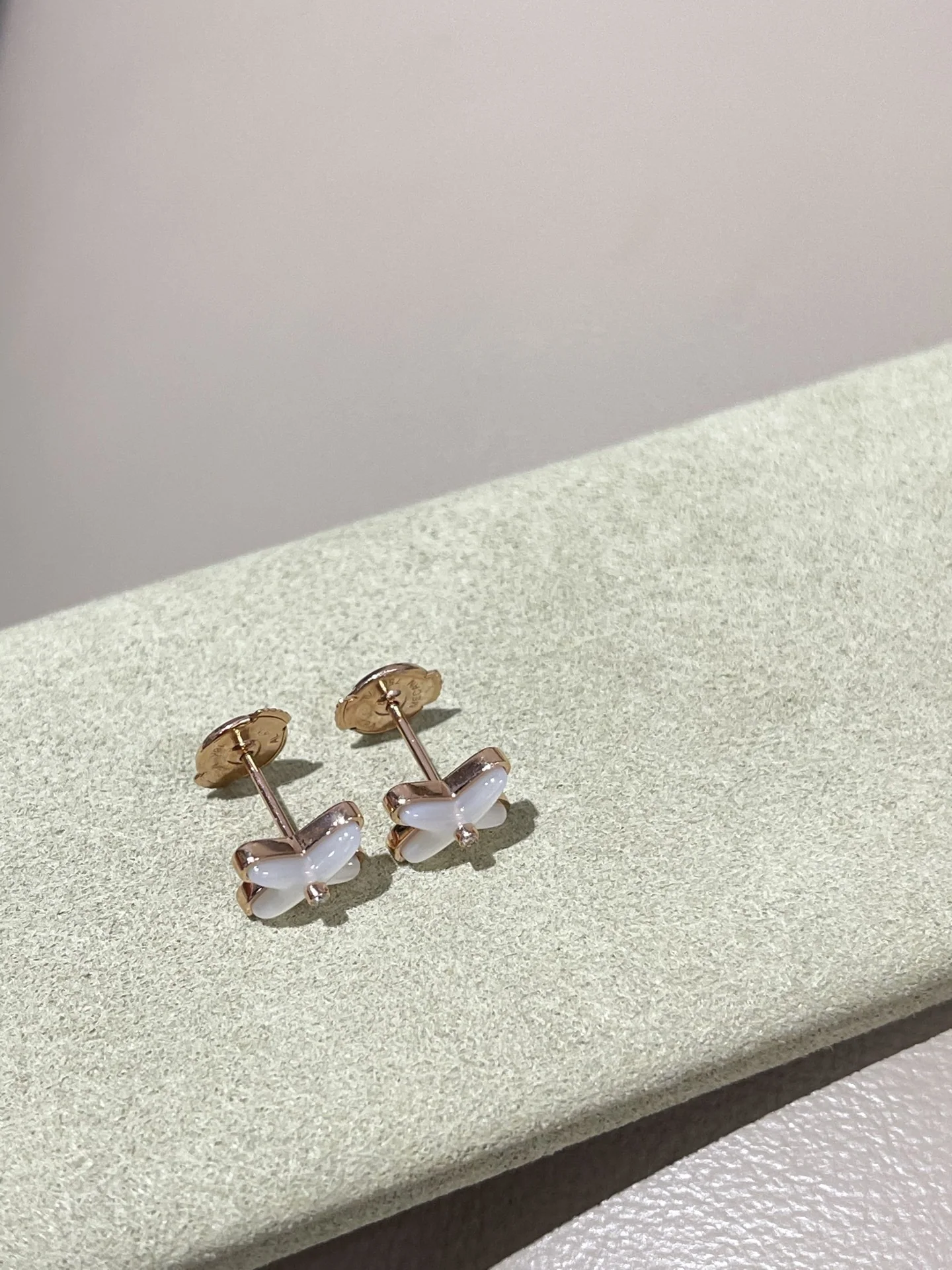 쇼메 화이트 셸 귀걸이 상세 이미지 2