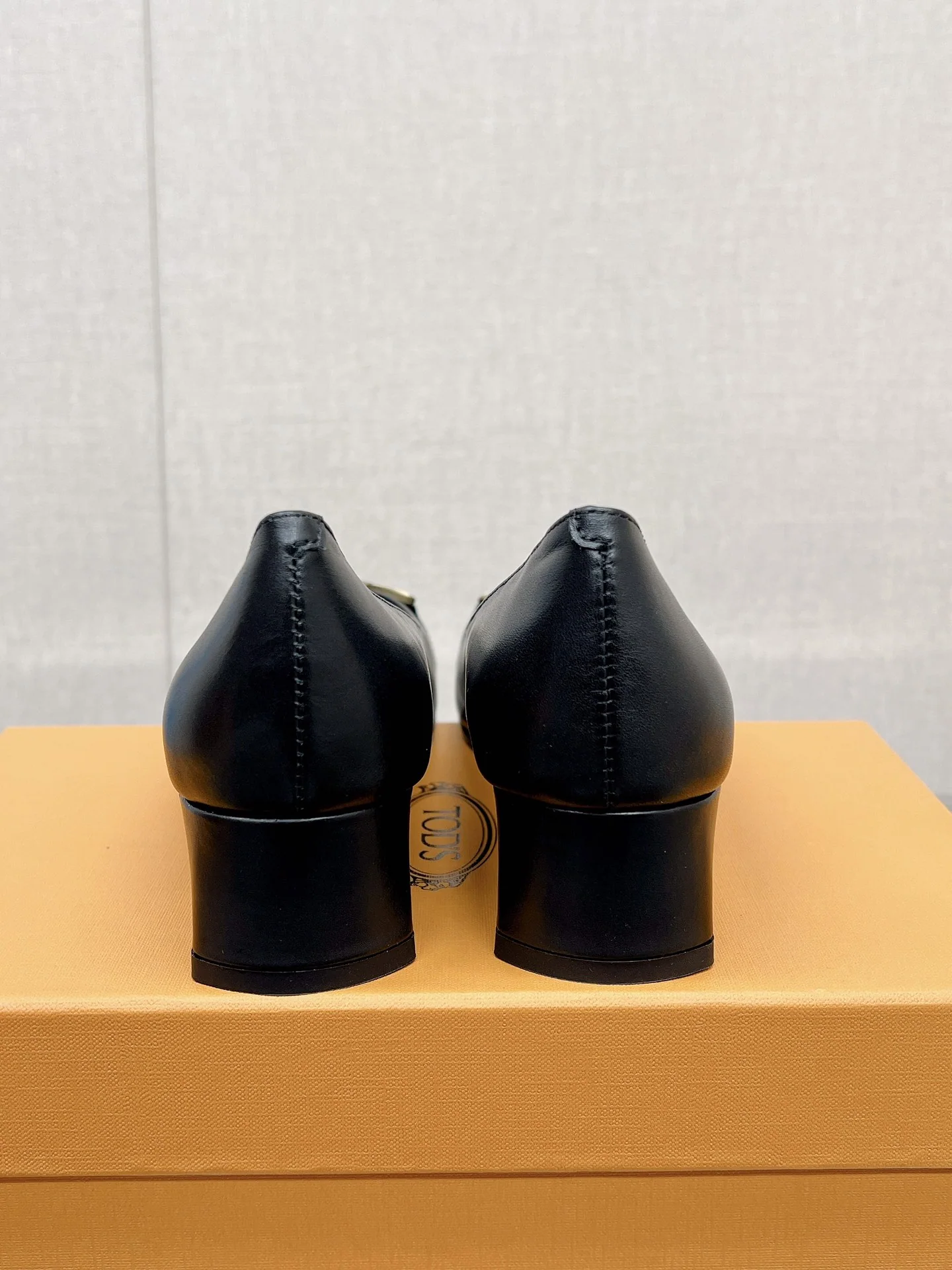 토즈 메탈 체인 장식 송아지가죽 청키 힐 여성 신발 상세 이미지 9