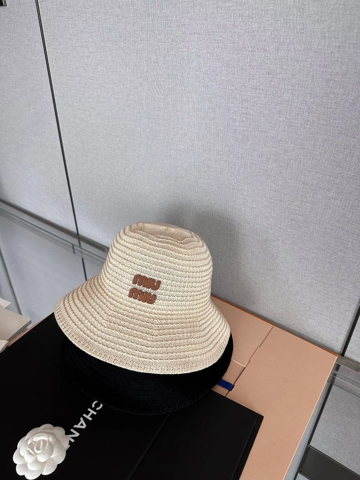 미우미우 밀짚 버킷 햇 모자 상세 이미지 9