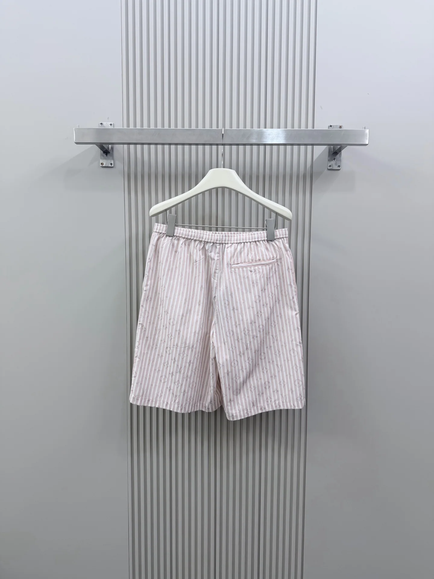 루이비통 모노그램 스트라이프 드로스트링 남성 반바지 26 SS 상세 이미지 2