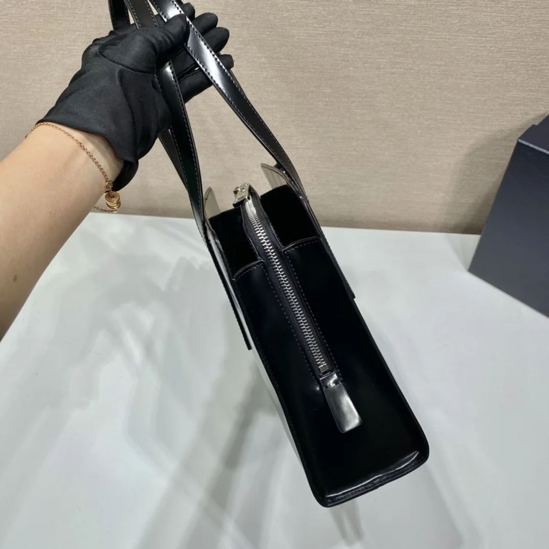 프라다 엠보싱 라벨 토트백 1BA350 상세 이미지 6