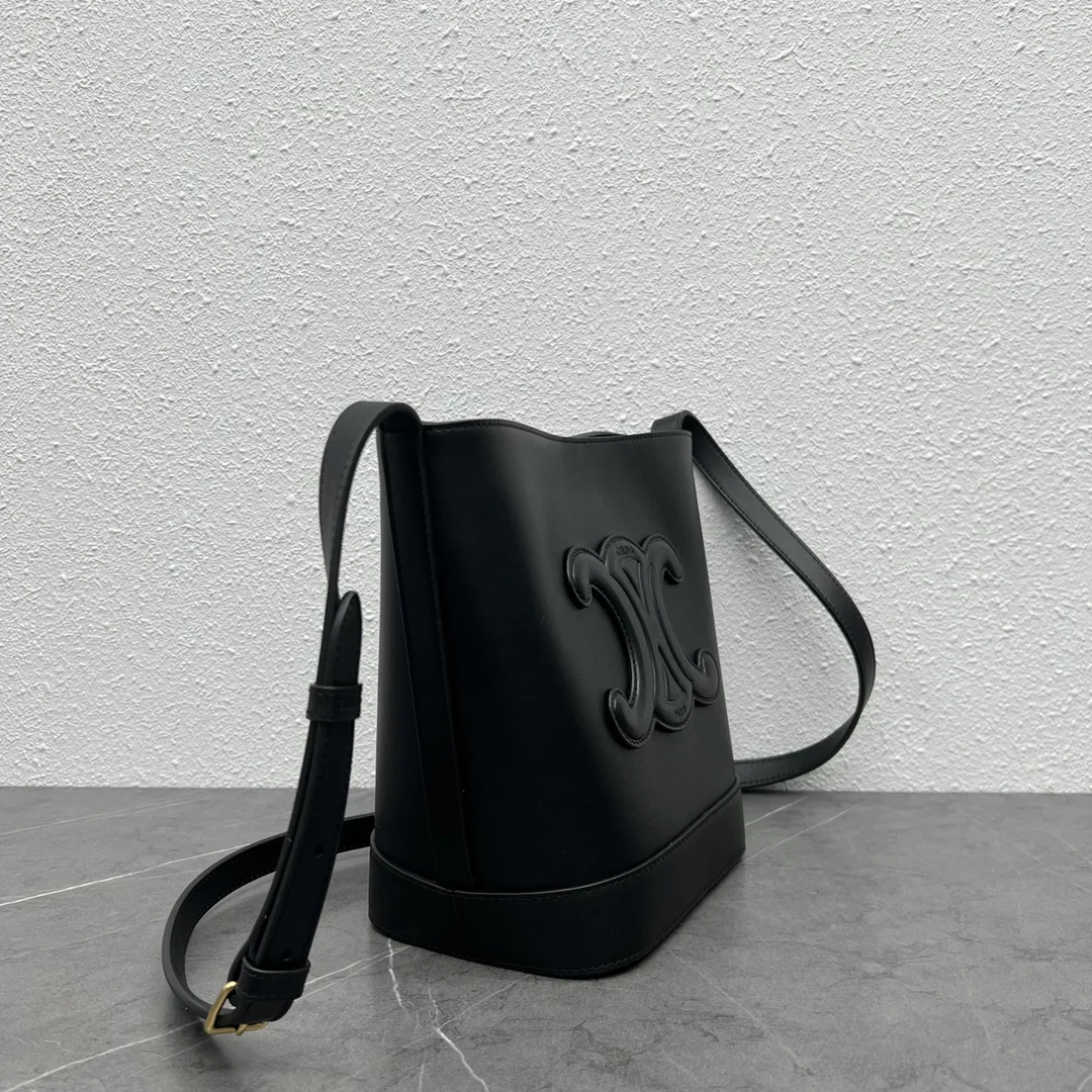 셀린느 큐이르 버킷 숄더백 상세 이미지 2