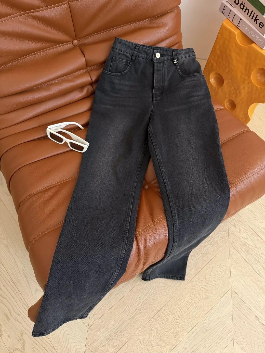 샤넬 화이트 레더 더블 C 메탈 장식 여성 바지 상세 이미지 4