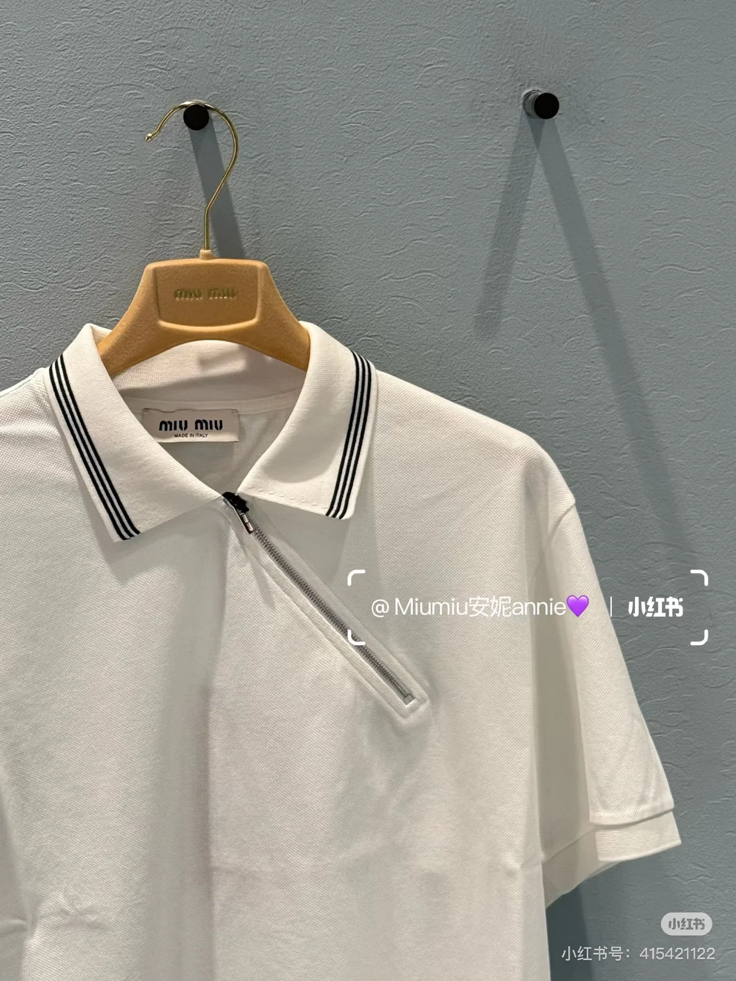 미우미우 사선 지퍼 자수 문자 폴로 카라 반팔 셔츠 상세 이미지 9