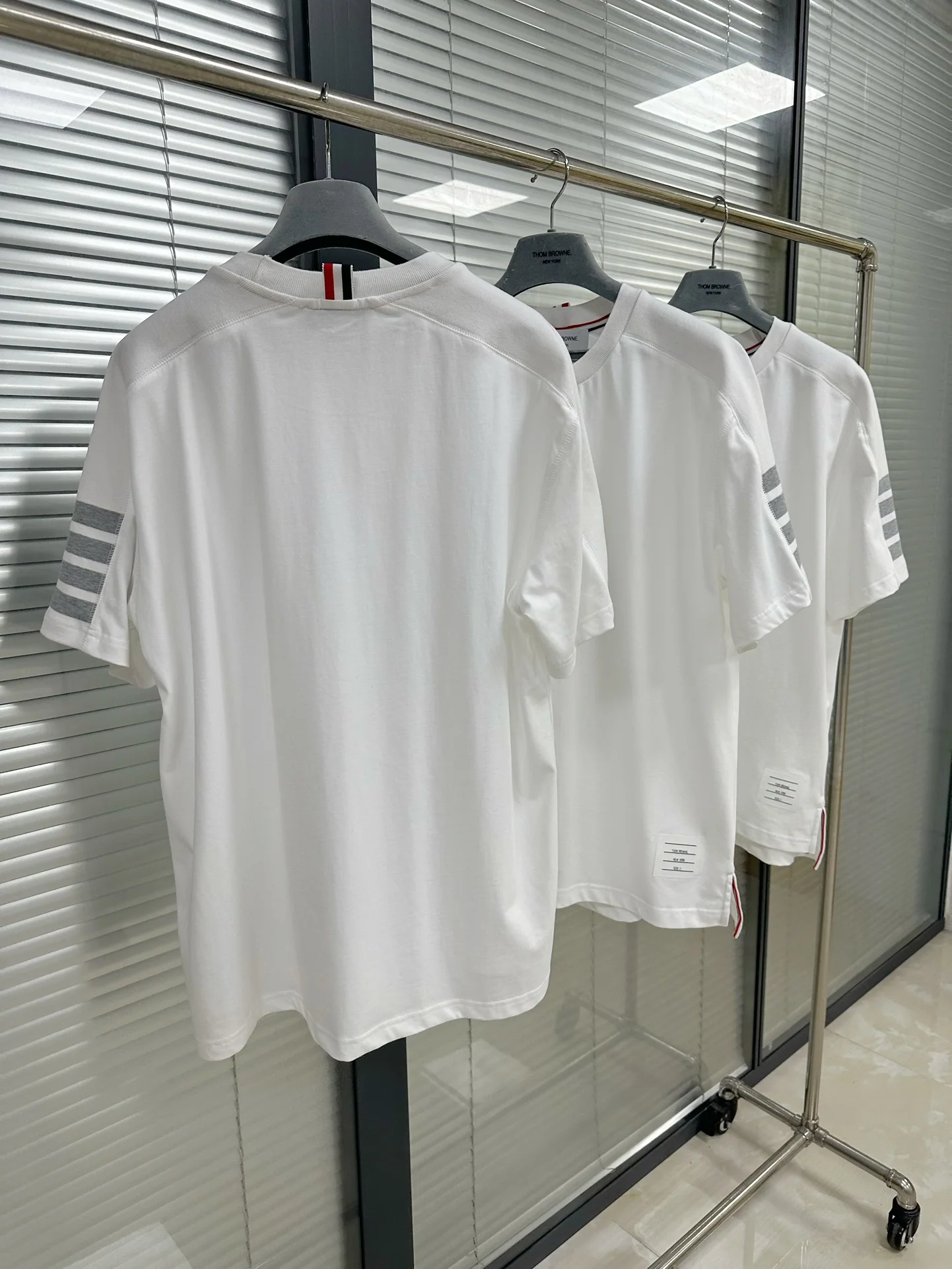 톰브라운 4 바 스트라이프 립 편직 남여공용 반팔 티셔츠 상세 이미지 5