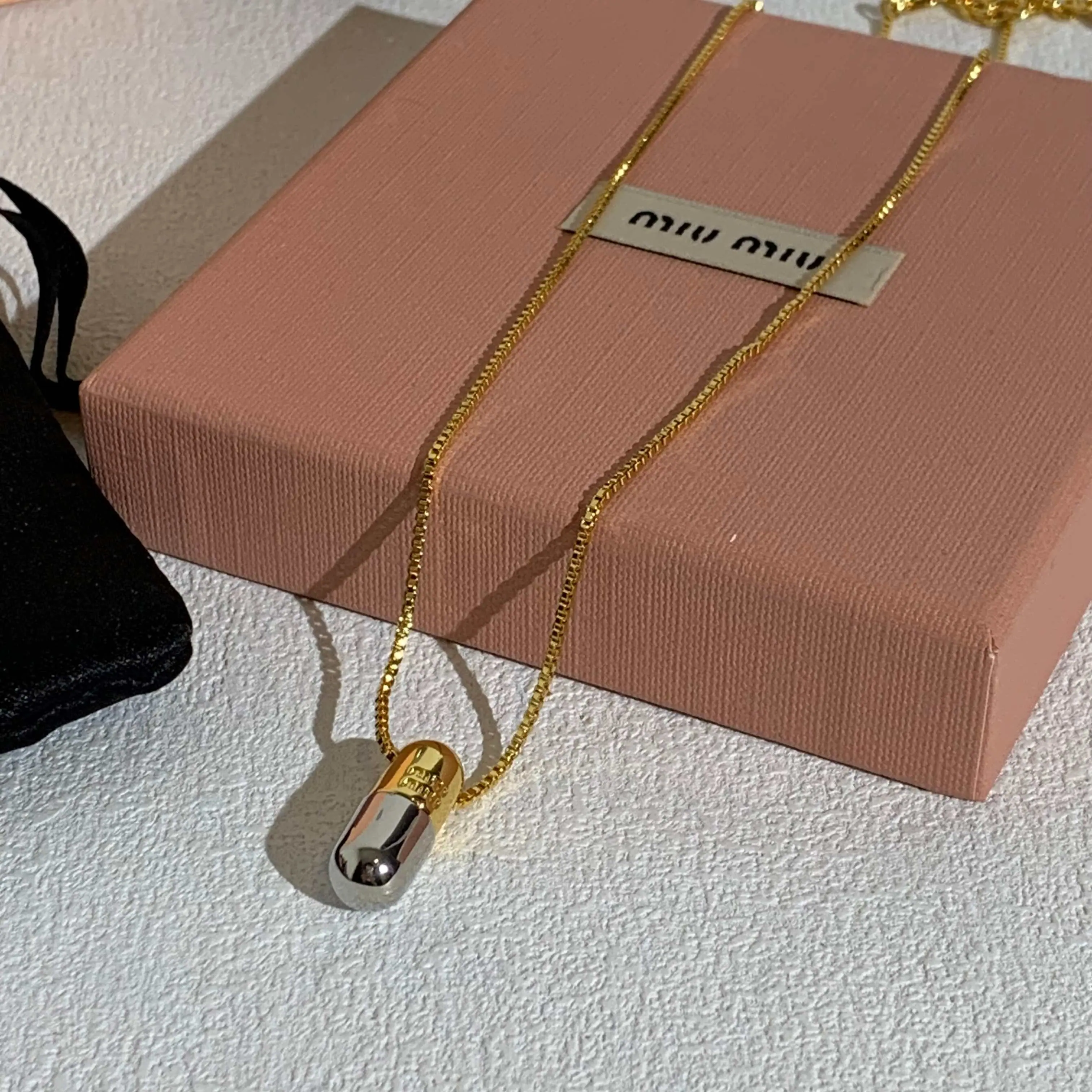 미우미우 25 A 뉴 골드 긴 펜던트 목걸이 상세 이미지 3
