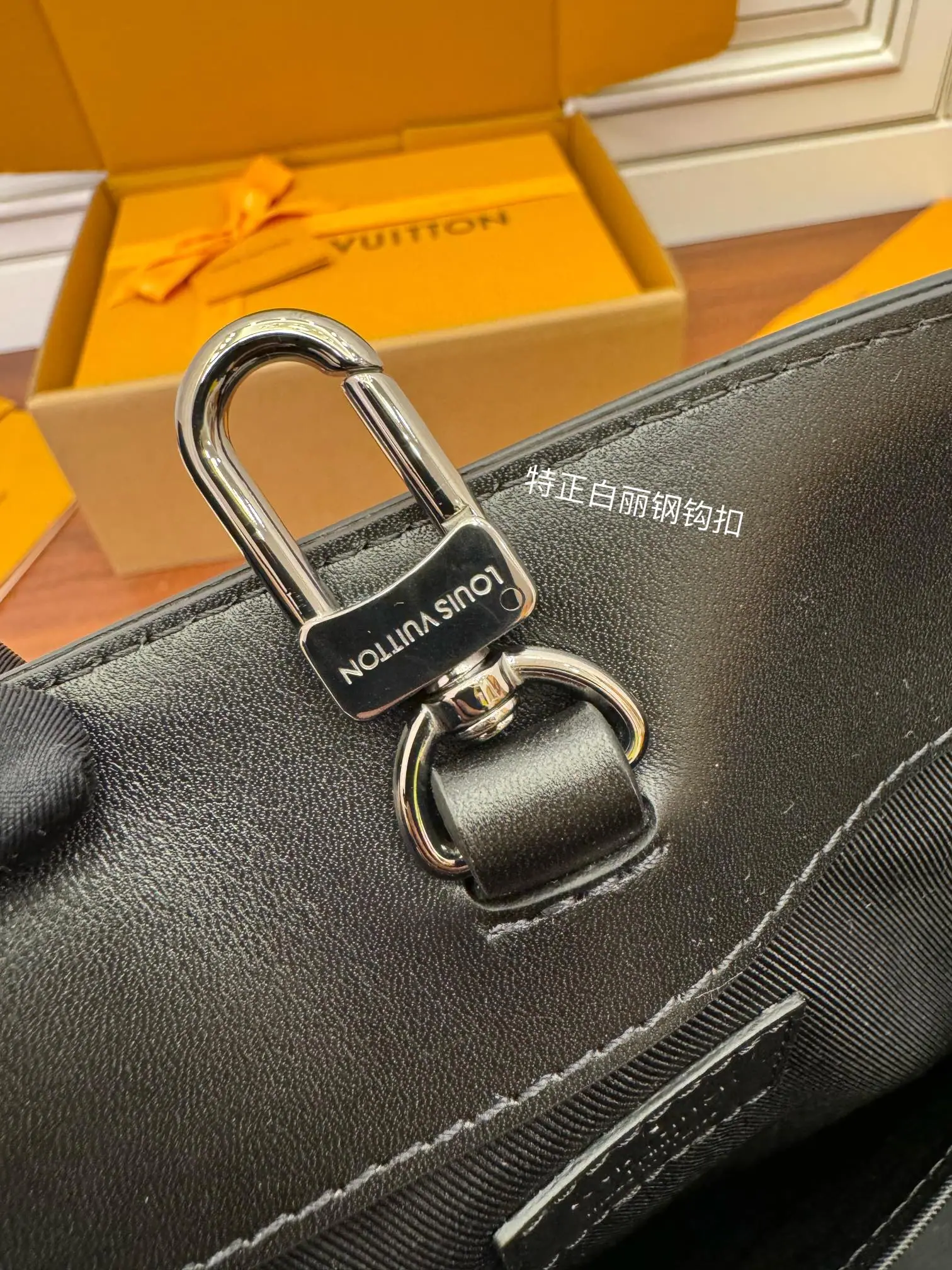루이비통 M46451 가죽 숄더백 상세 이미지 7
