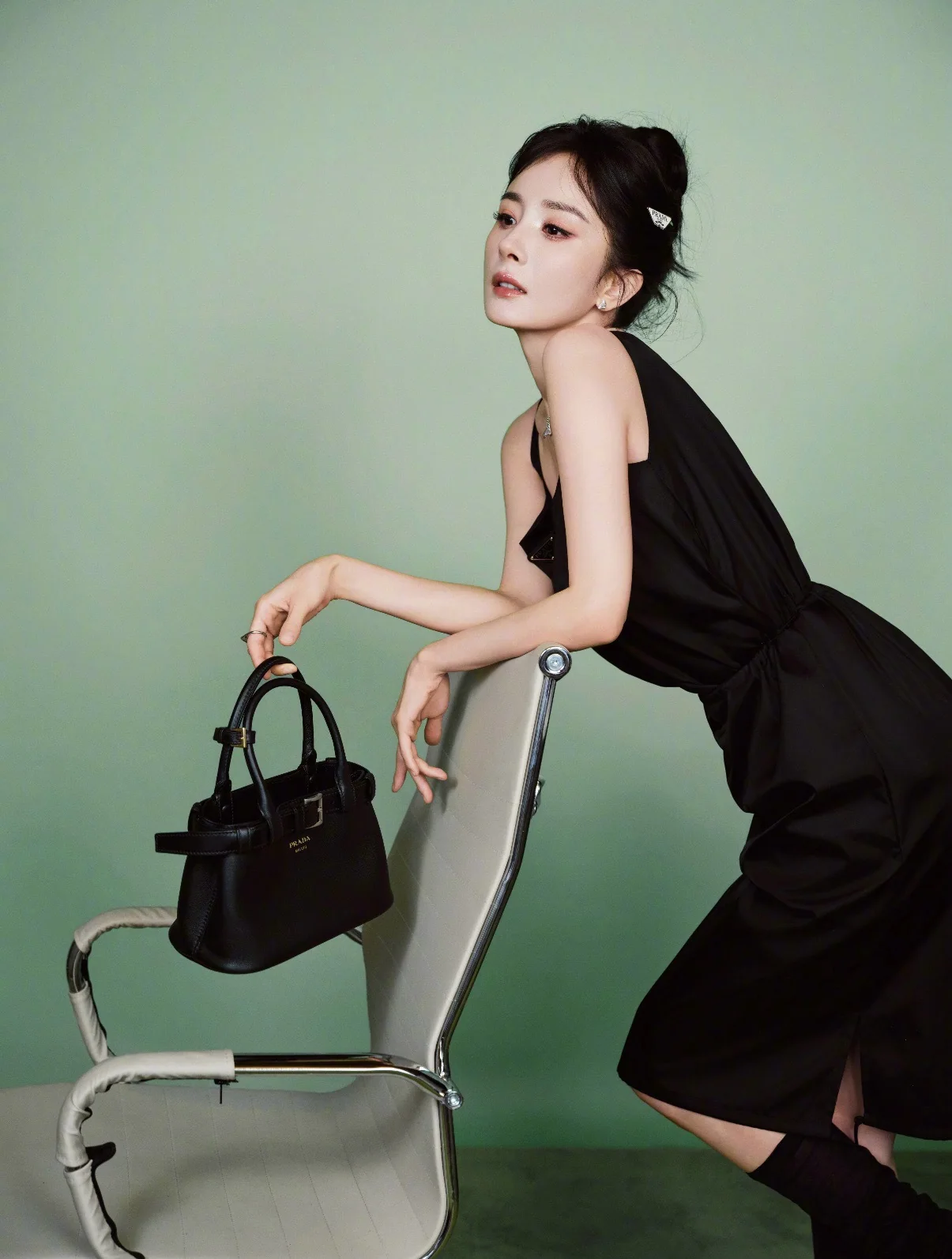 프라다 리사이클 나일론 U넥 베스트 원피스 상세 이미지 5