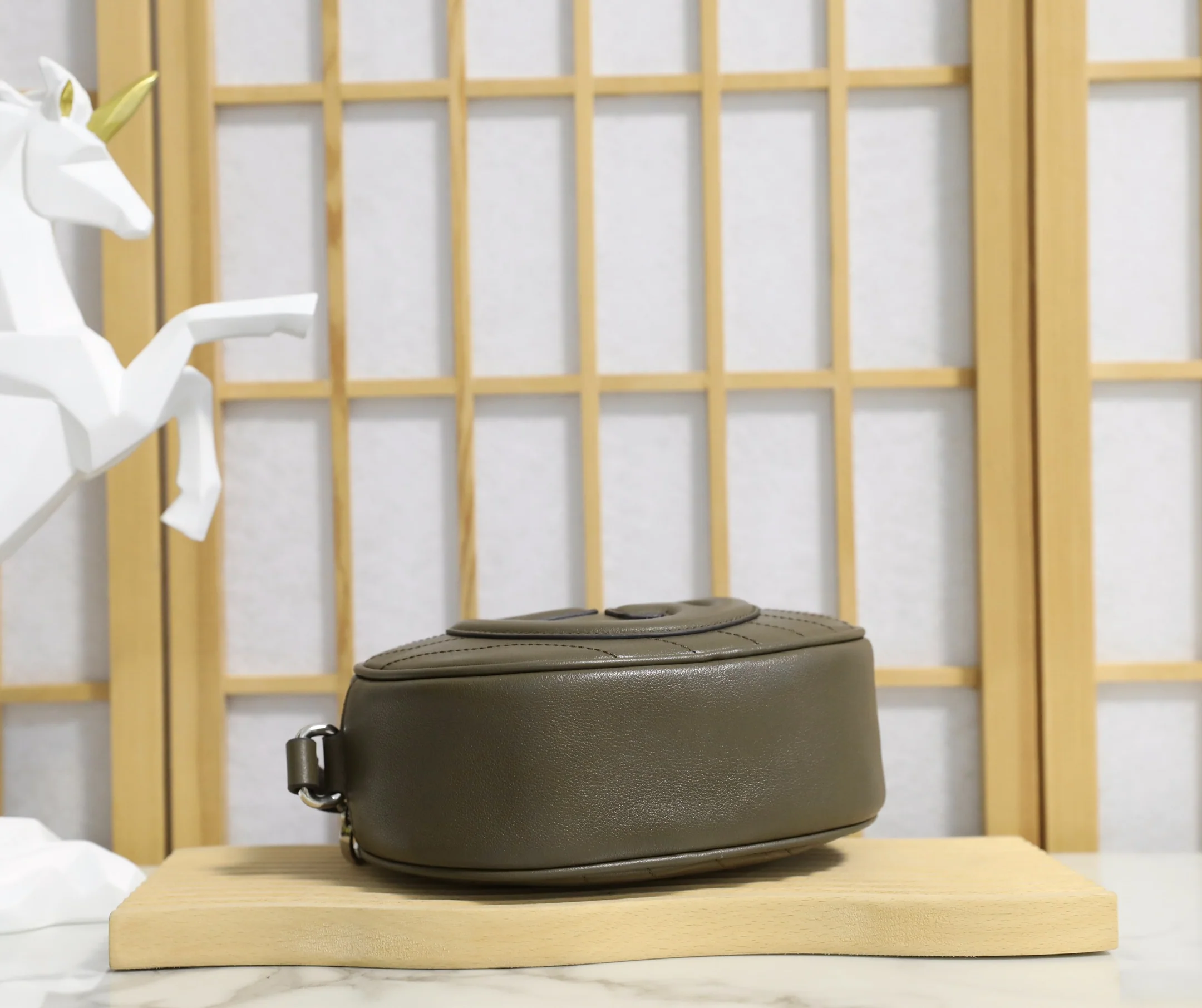 구찌 가시브론 스몰 라운드백 상세 이미지 4