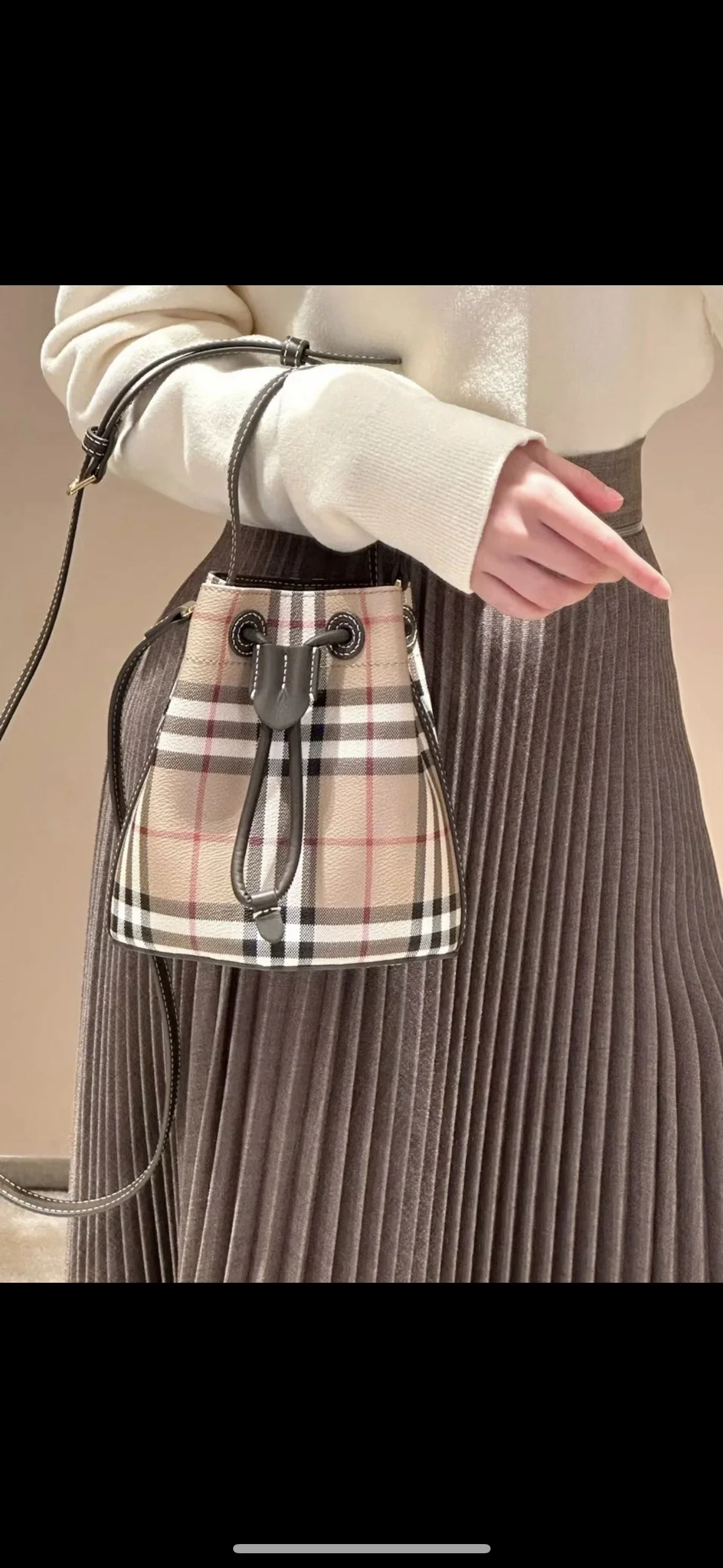 버버리 미니 버킷백 상세 이미지 2