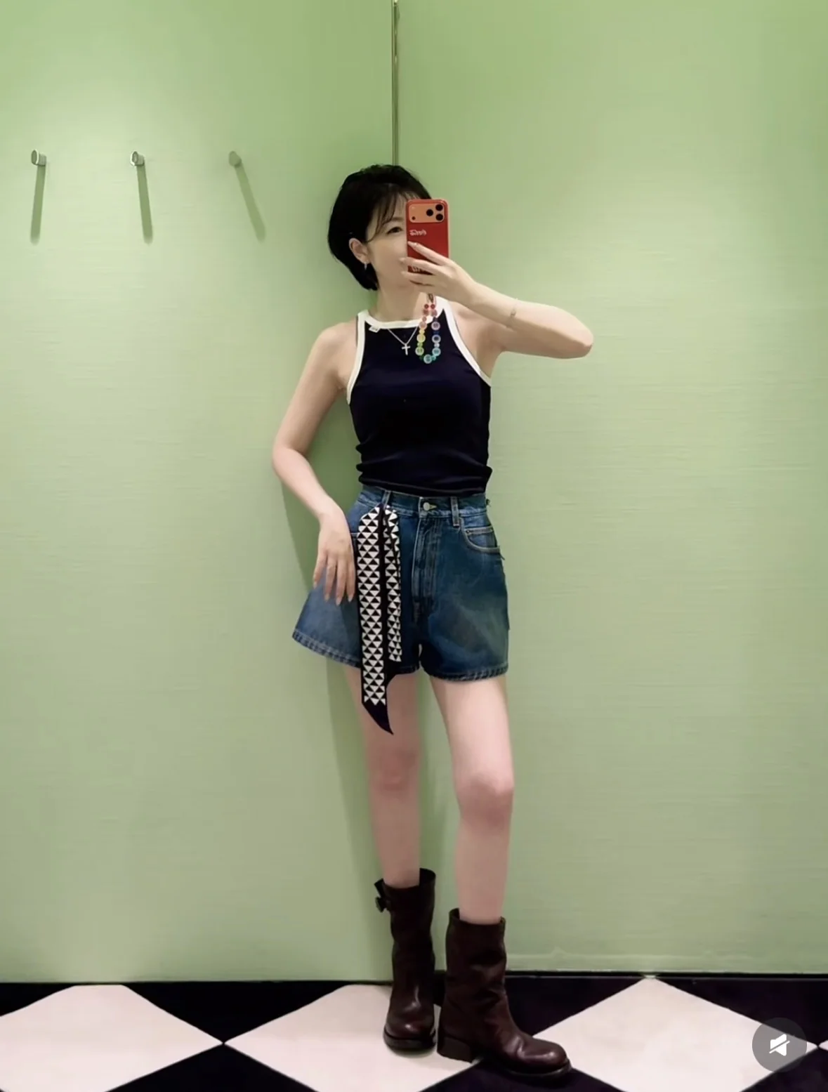 프라다 슬림핏 크롭 반팔 티셔츠 상세 이미지 2