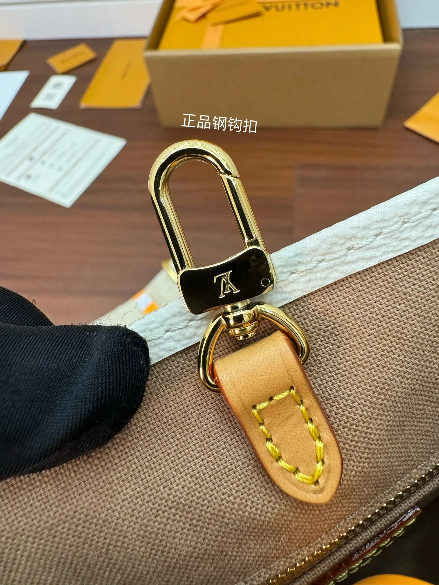 루이비통 M24533 가죽 가방 상세 이미지 6