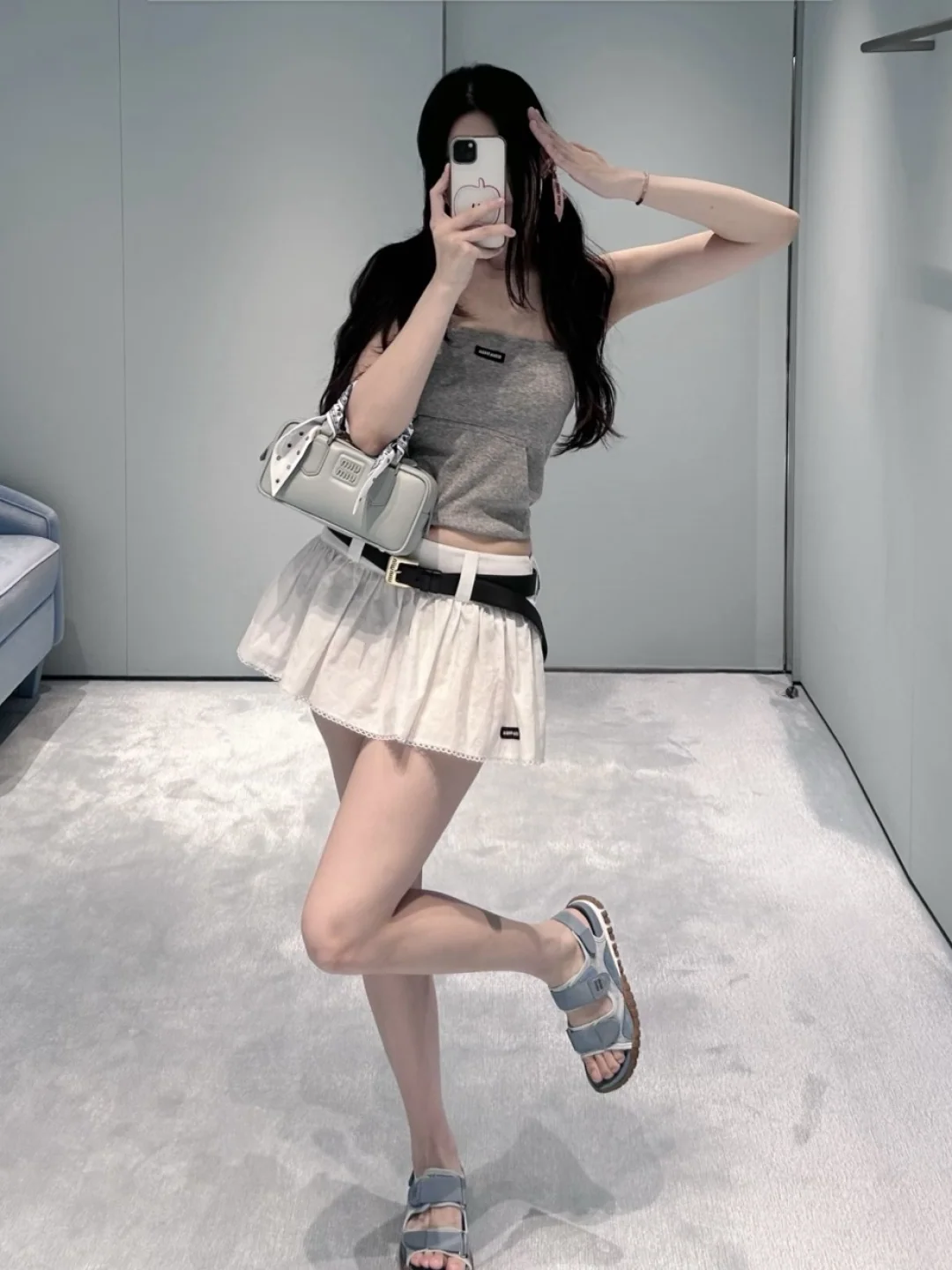 미우미우 그레이 자수 크롭 반팔 니트탑 26 SS 상세 이미지 9
