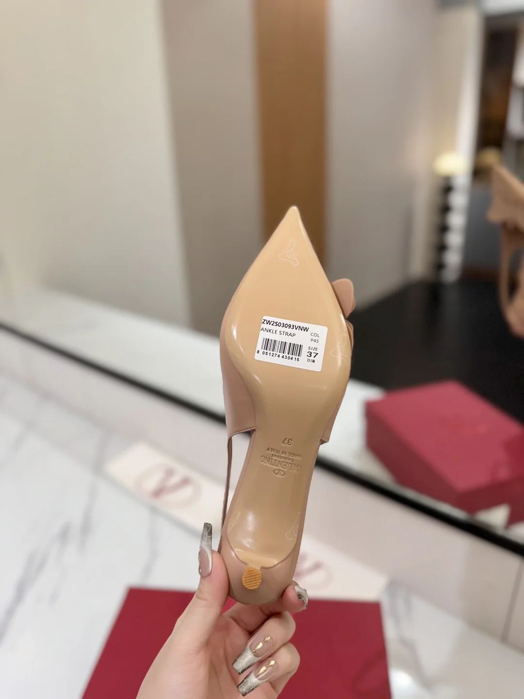 발렌티노 나비 장식 뾰족 앞코 여성 하이힐 상세 이미지 9