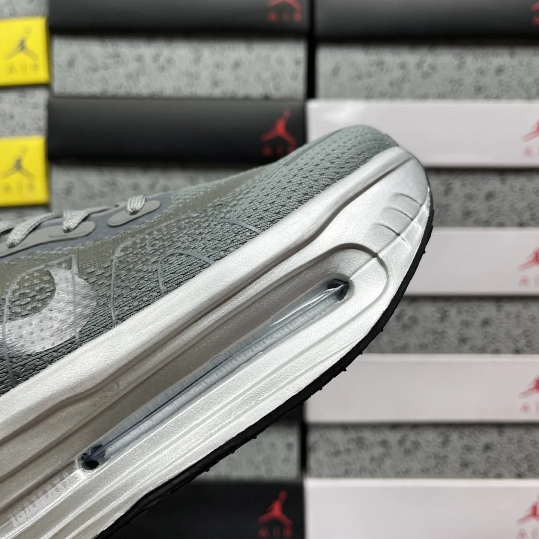 나이키 [CG] 보메로 프리미엄 IR1988-084 201988 Nike Vomero Premium Isamaya Run Forever 상세 이미지 3