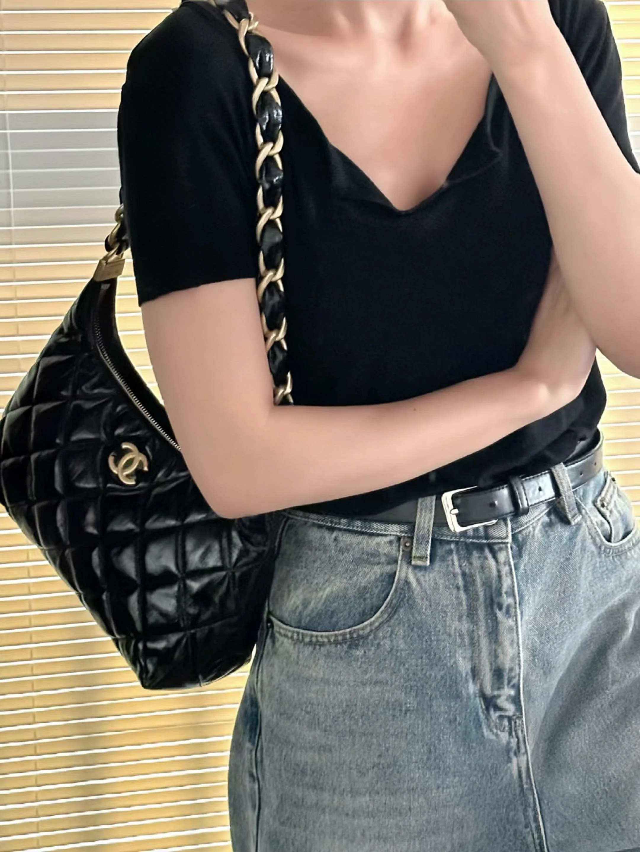 샤넬 미디움 블랙 숄더백 상세 이미지 4