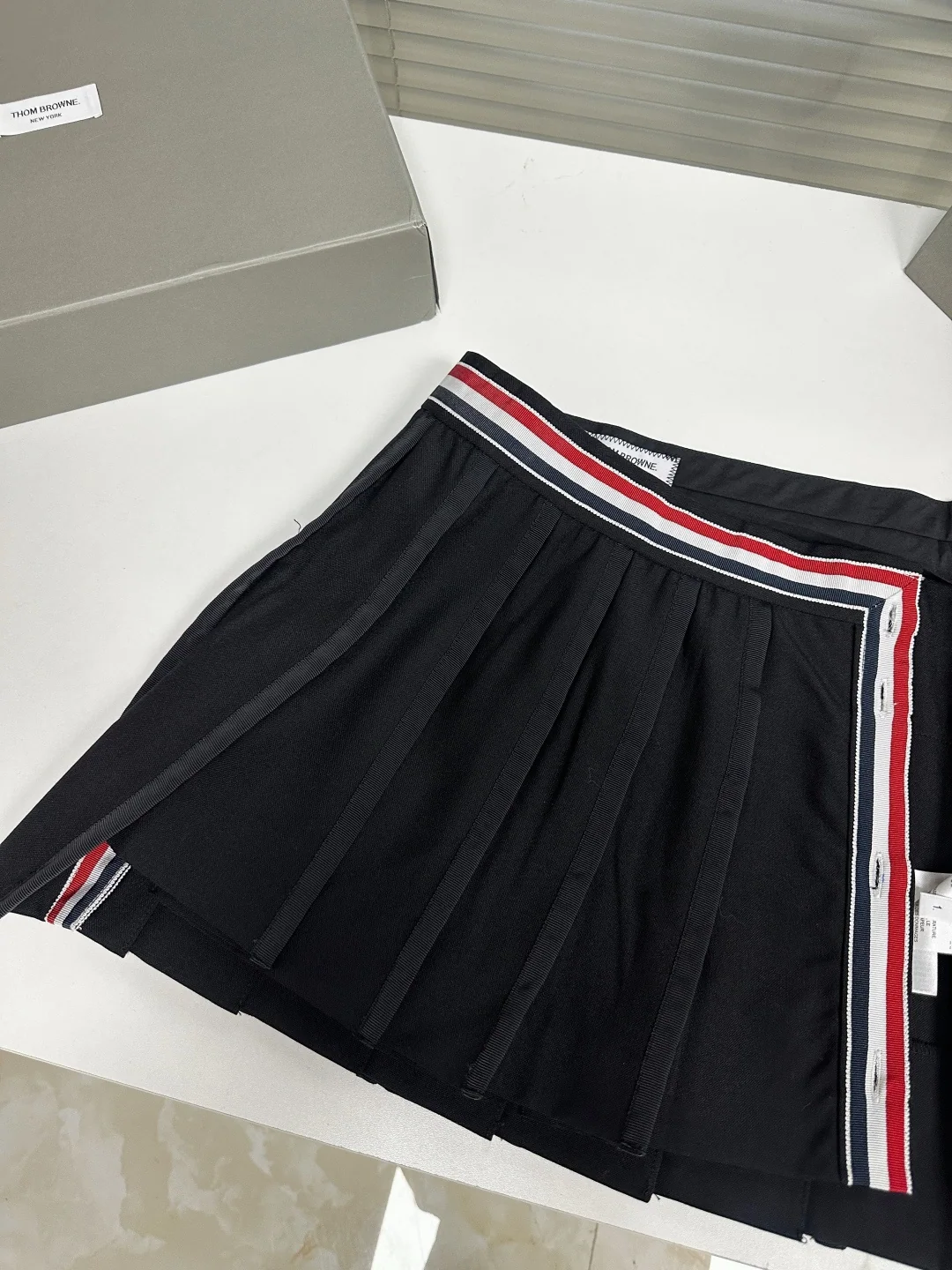 톰브라운 남성 울 플리츠 반바지 상세 이미지 9