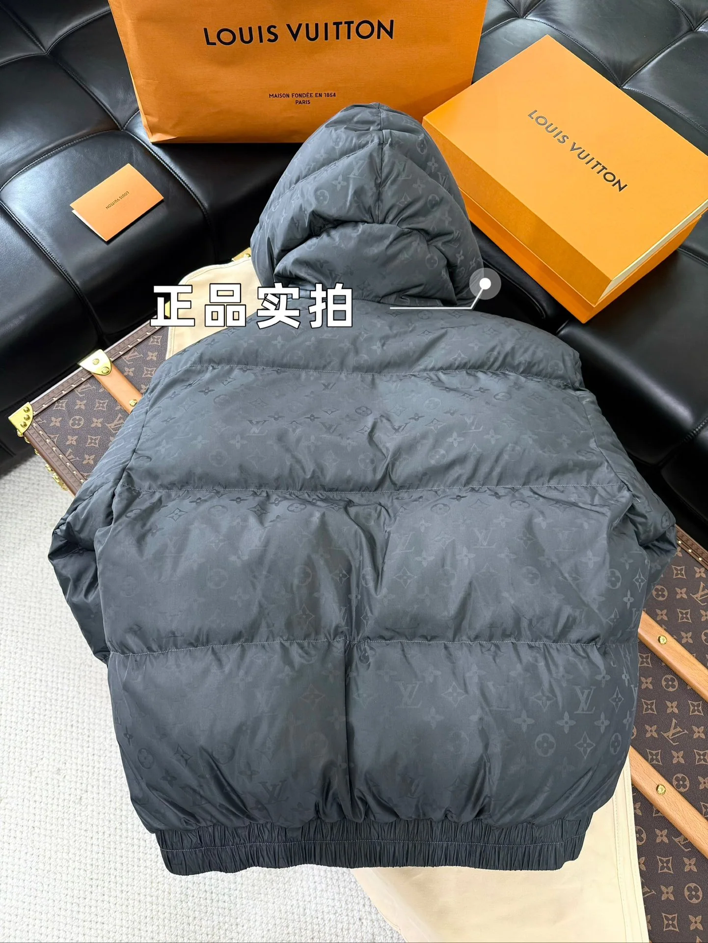 루이비통 전면 프린트 남성 패딩 상세 이미지 3