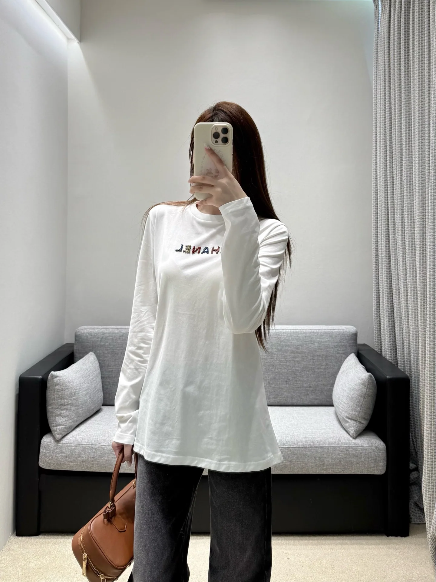 샤넬 컬러풀 라인스톤 로고 여성 긴팔 티셔츠 상세 이미지 3
