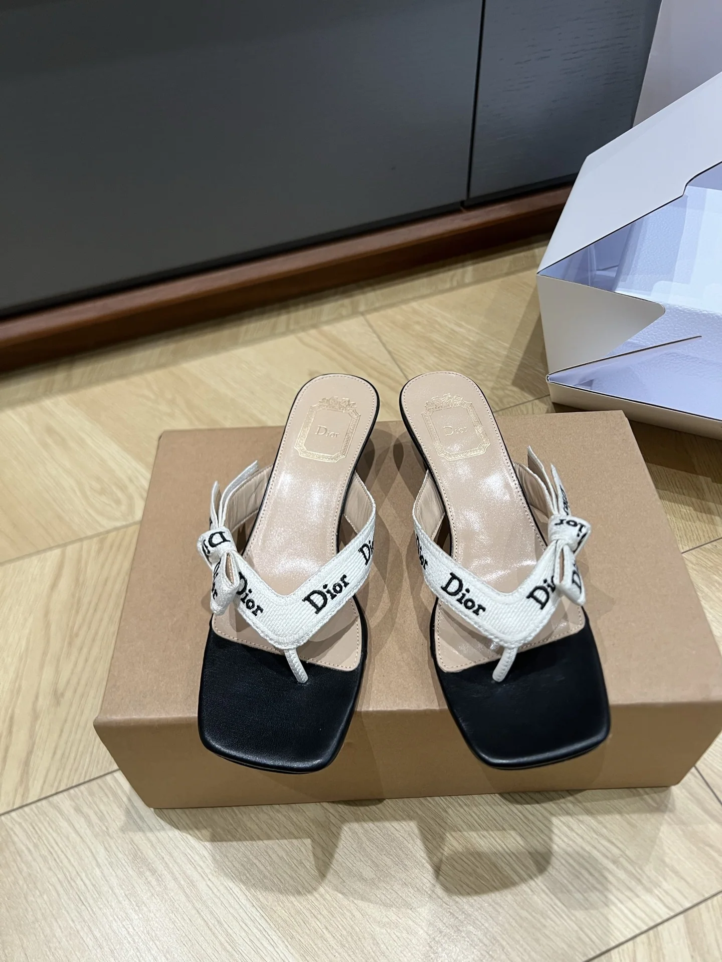 디올 J'A 웹빙 나비넥타이 샌들 상세 이미지 2
